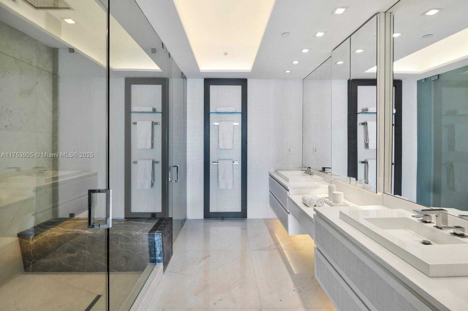 Small Image of 100 SOUTH POINTE DR #606, Miami Beach Number 12