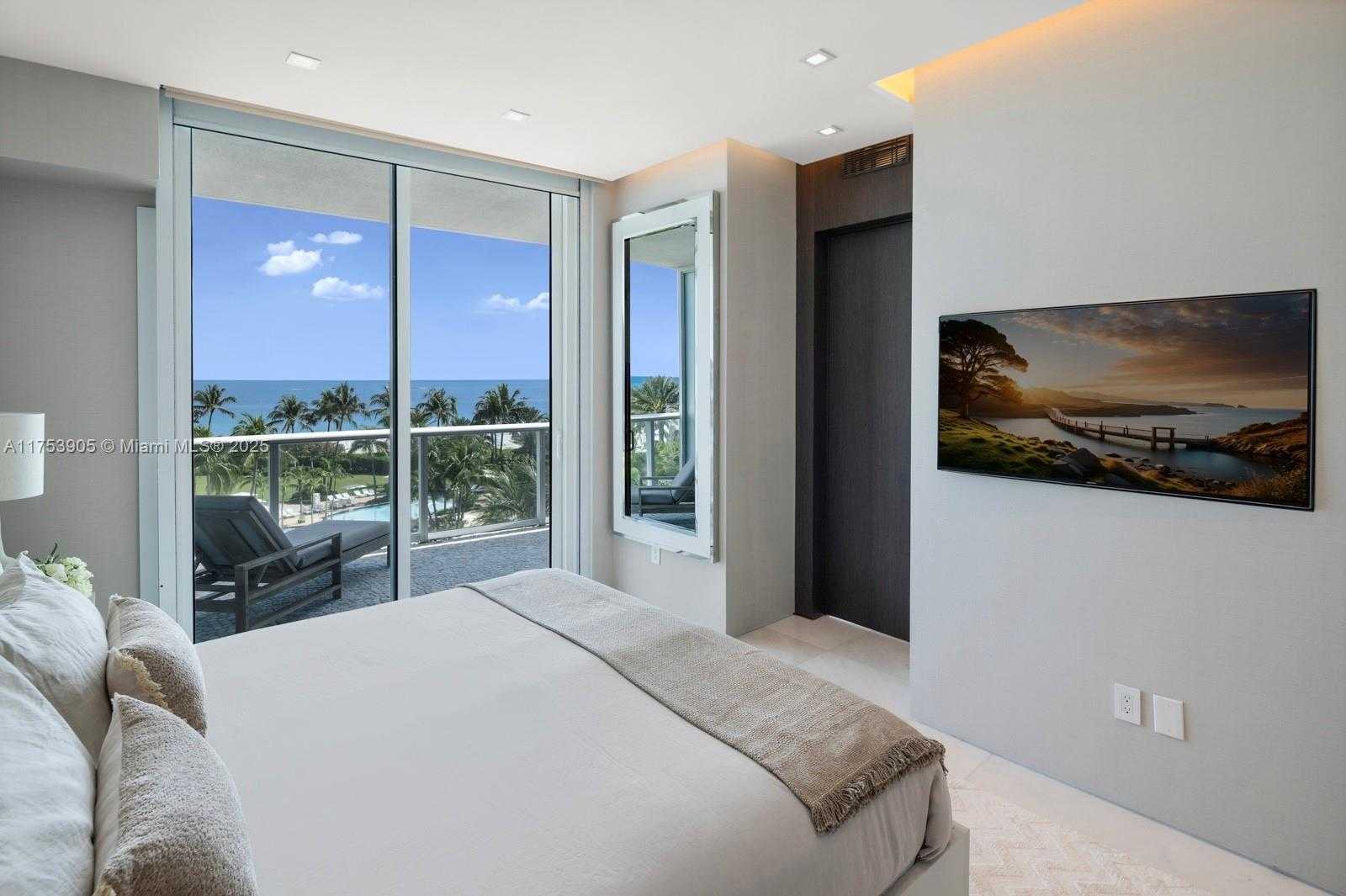 Small Image of 100 SOUTH POINTE DR #606, Miami Beach Number 15