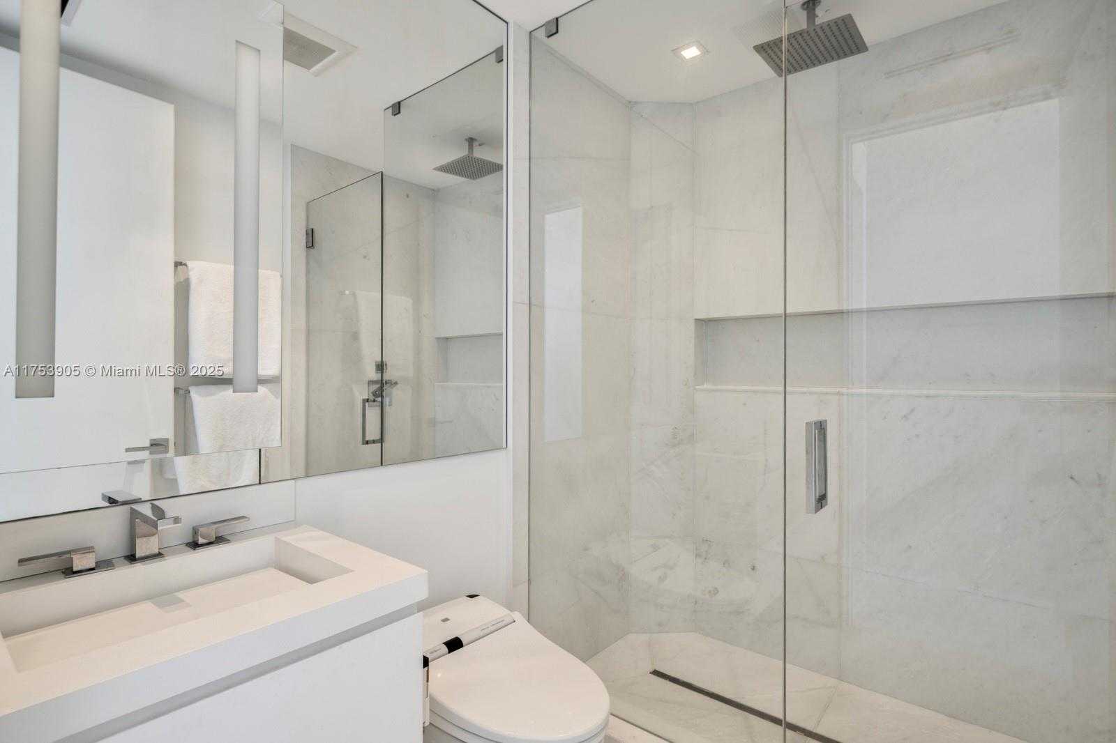Small Image of 100 SOUTH POINTE DR #606, Miami Beach Number 20