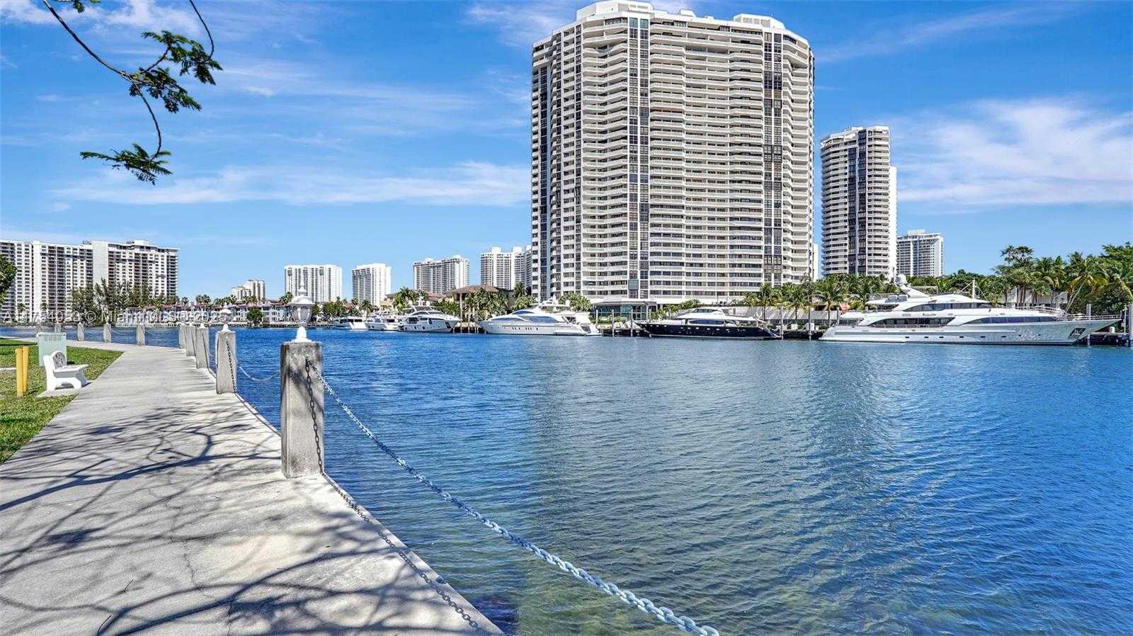 Small Image of 3030 MARCOS DR #T205, Aventura Number 4