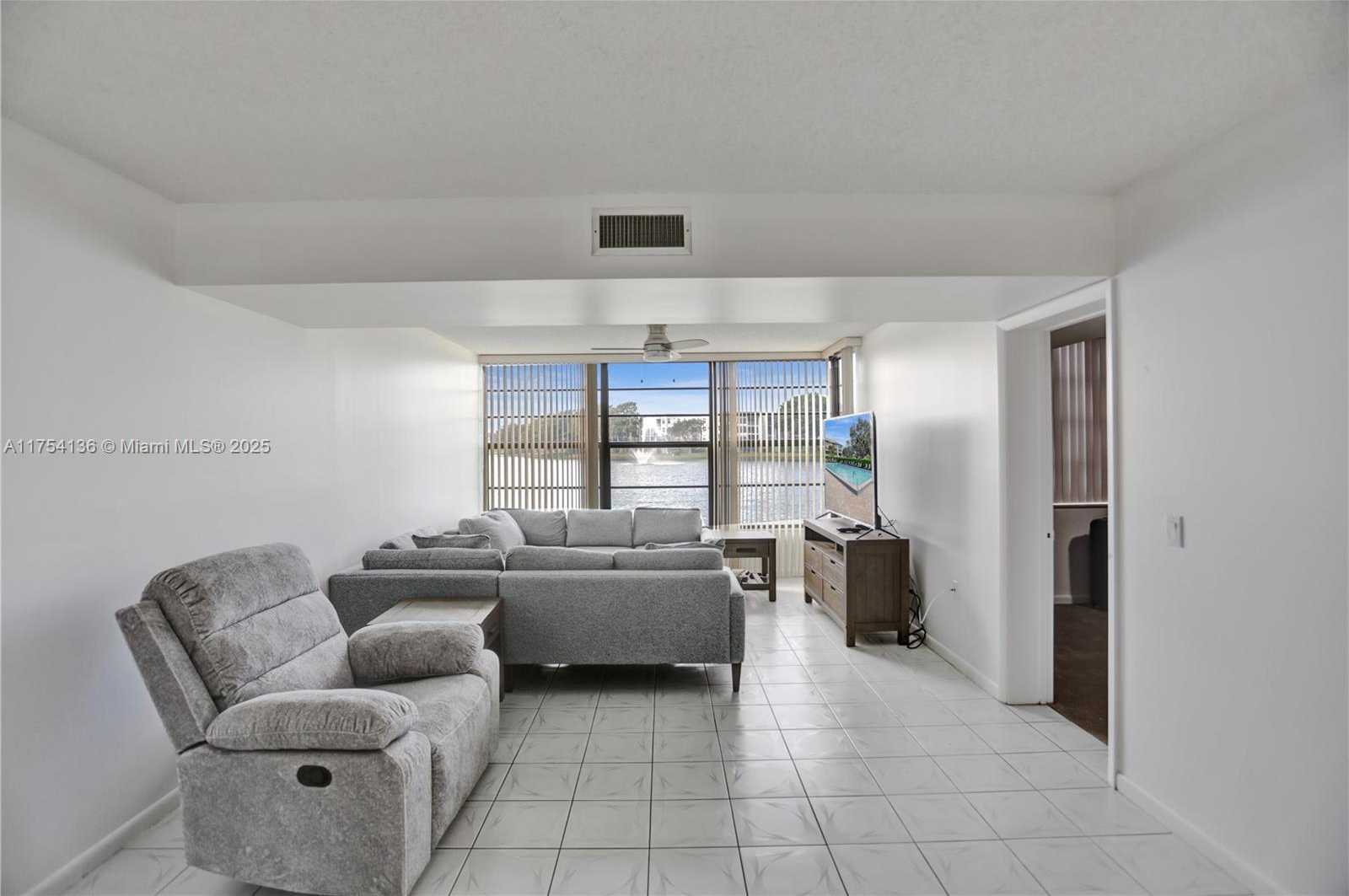 Small Image of 1524 WHITEHALL DR #102, Davie Number 5