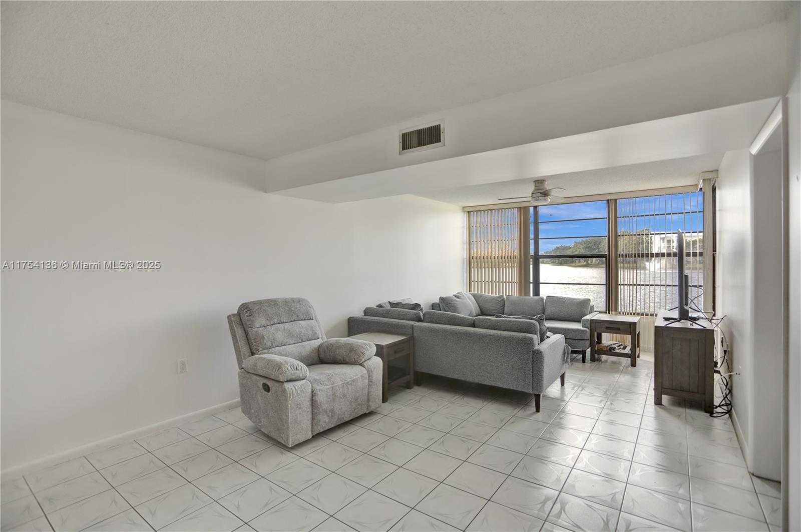 Small Image of 1524 WHITEHALL DR #102, Davie Number 8