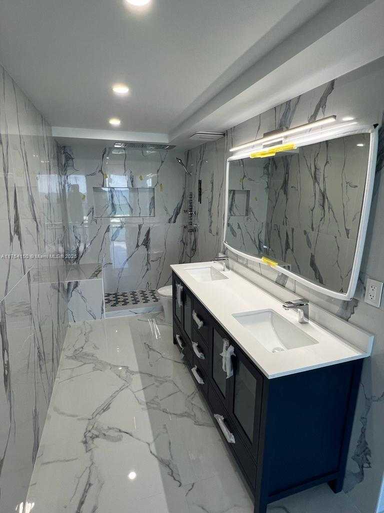 Small Image of 100 BAYVIEW DR #1808, Sunny Isles Beach Number 10
