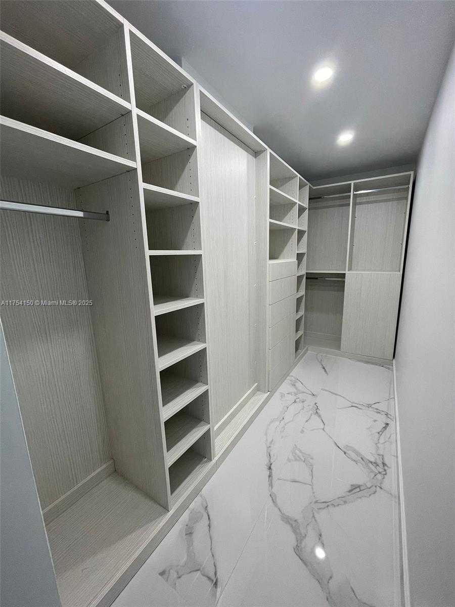 Small Image of 100 BAYVIEW DR #1808, Sunny Isles Beach Number 9