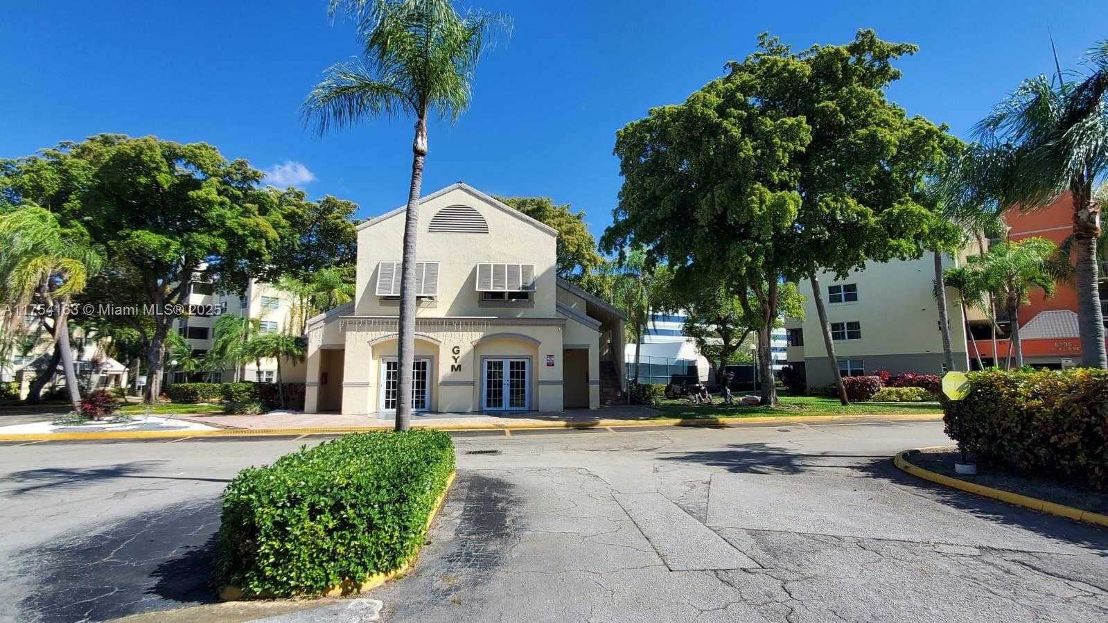 Small Image of 8290 LAKE DR #302, Doral Number 24