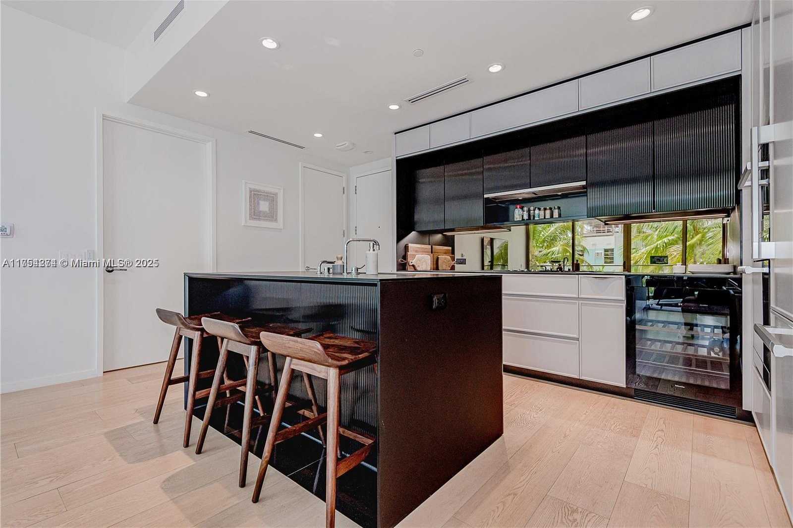 Small Image of 300 EAST COLLINS AVE #2D, Miami Beach Number 8