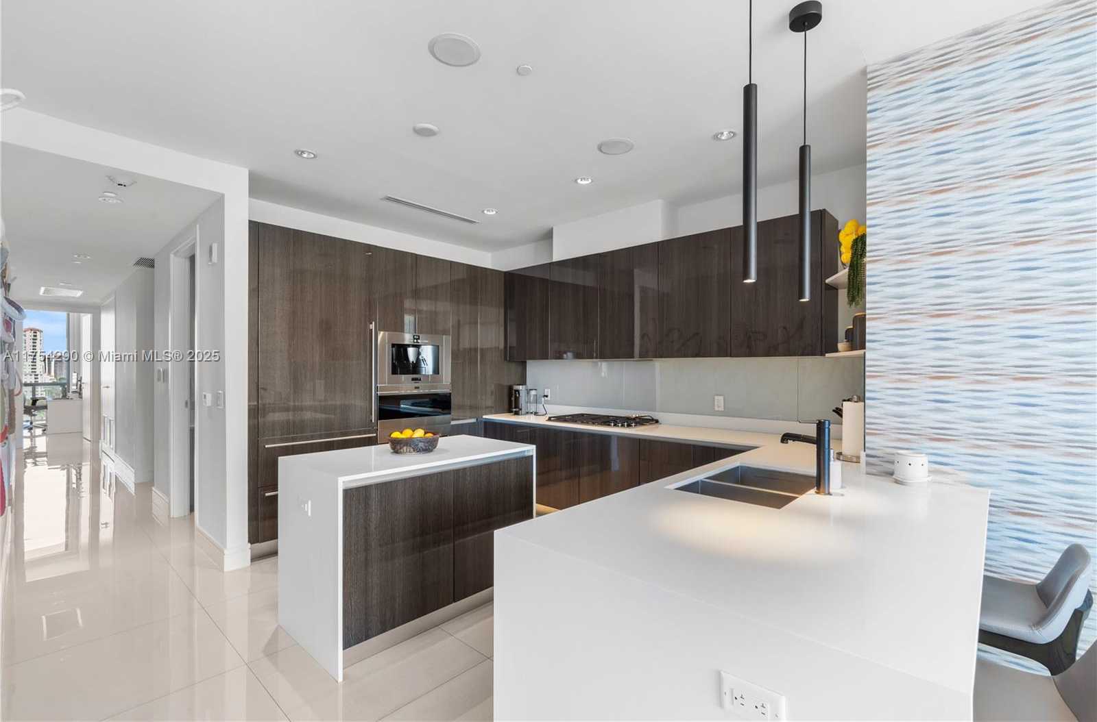 Small Image of 3250 NE 188th St, Aventura, FL 33180, USA Number 11