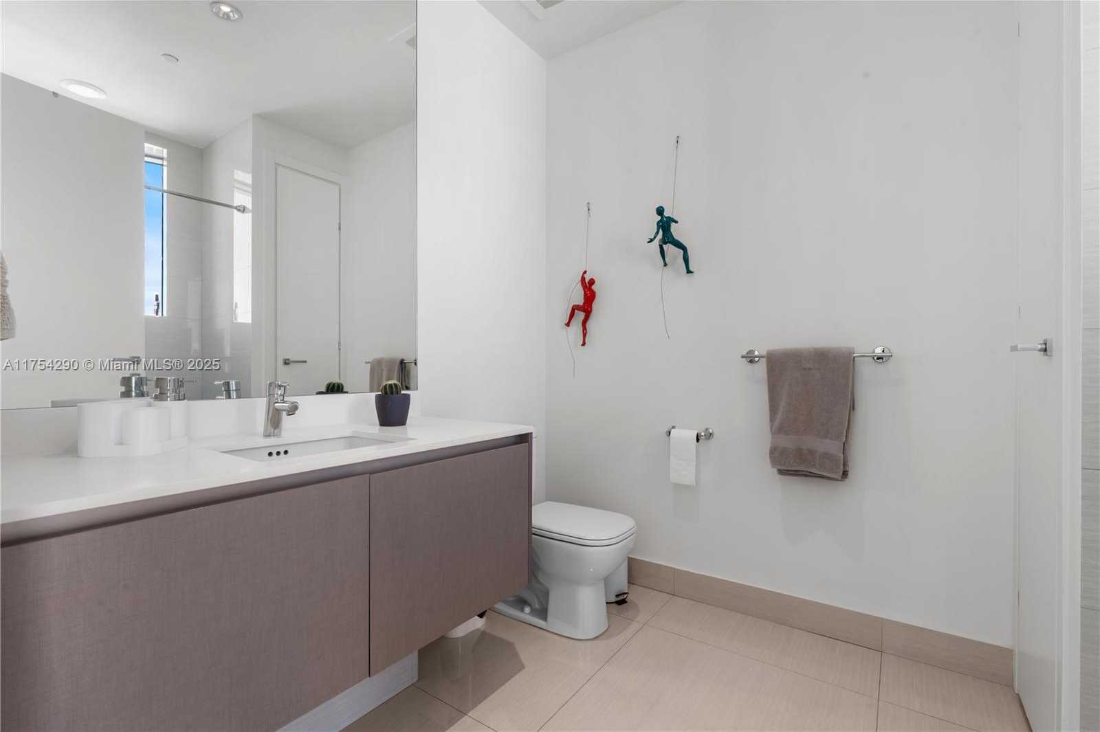 Small Image of 3250 NE 188th St, Aventura, FL 33180, USA Number 37