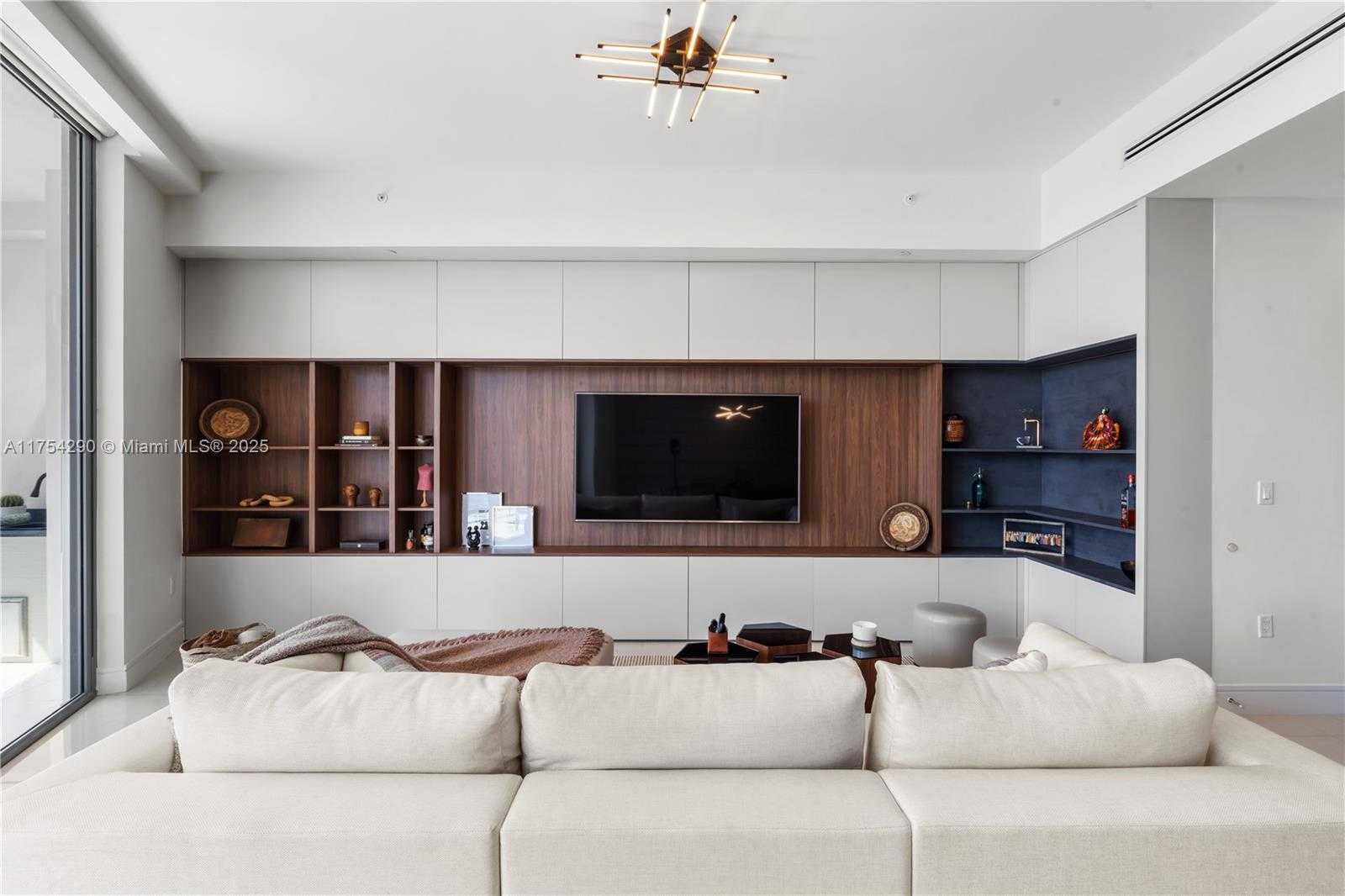 Small Image of 3250 NE 188th St, Aventura, FL 33180, USA Number 8