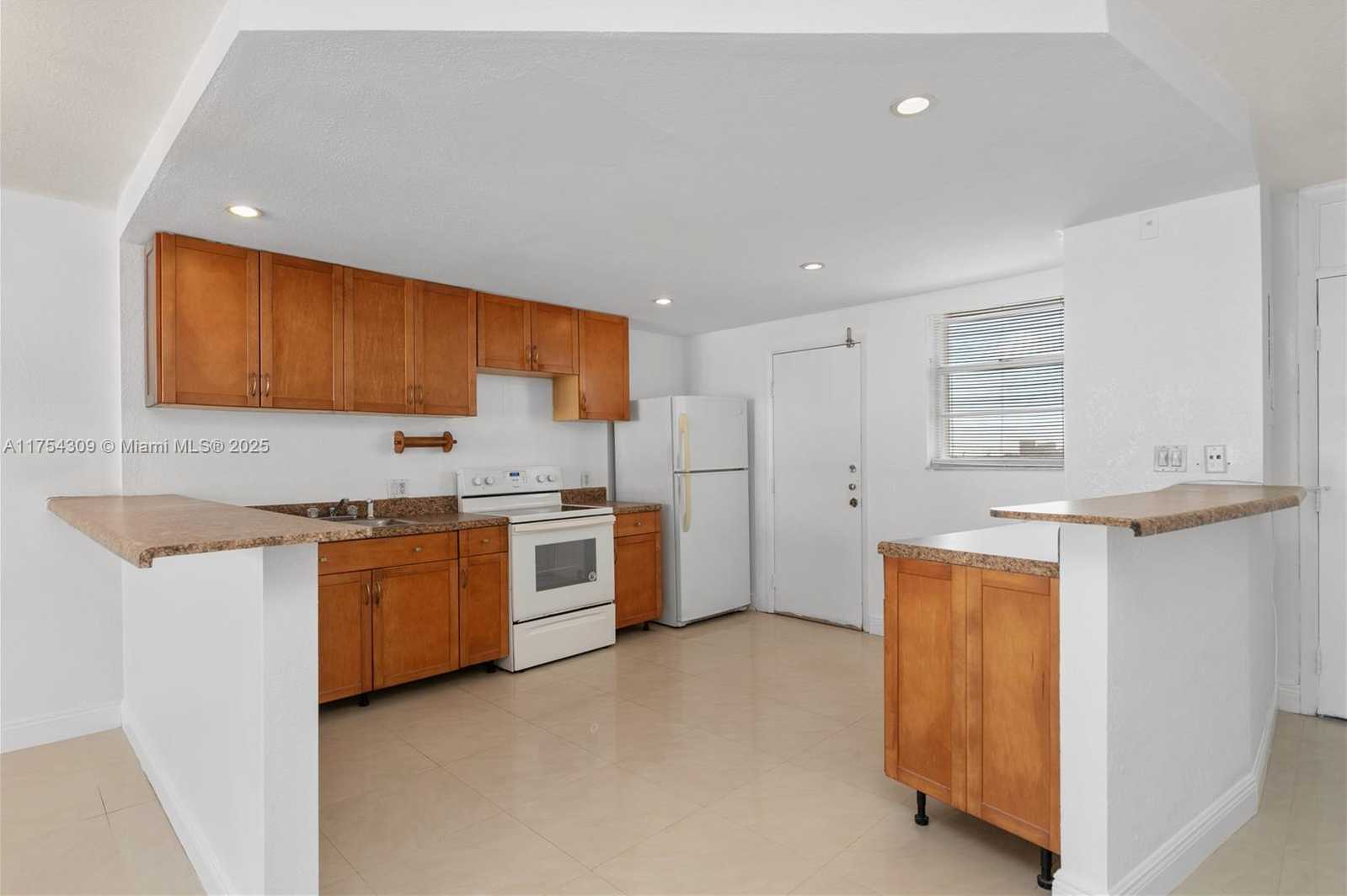 Small Image of 3545 NORTH EAST 166TH ST #807, North Miami Beach Number 4