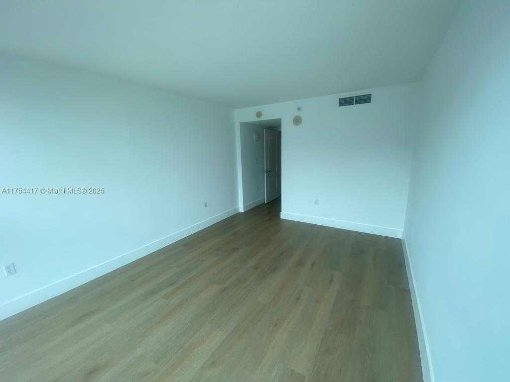 Small Image of 2101 BRICKELL AVE #1401, Miami Number 4