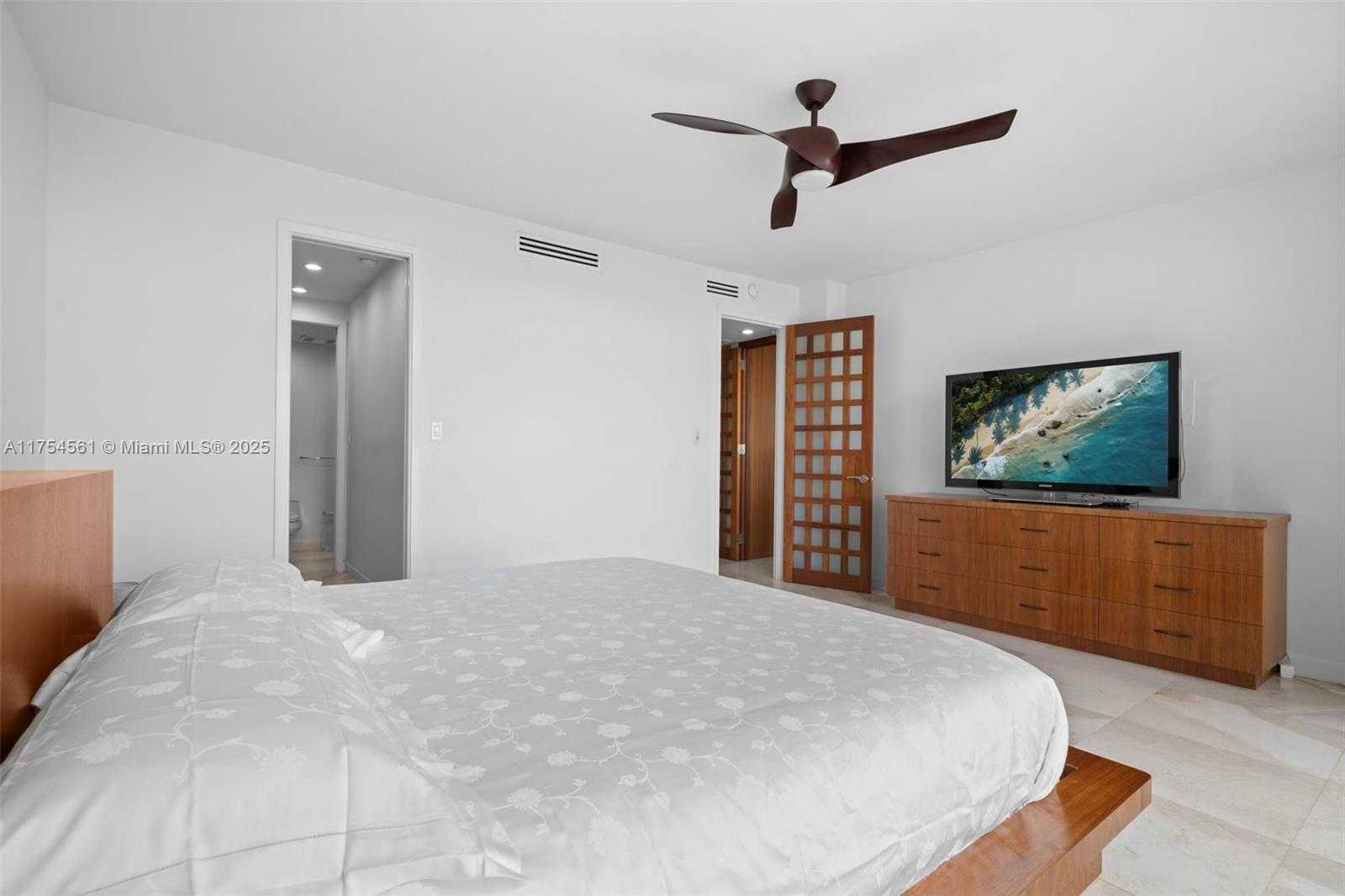 Small Image of 5055 #8H, Miami Beach Number 14