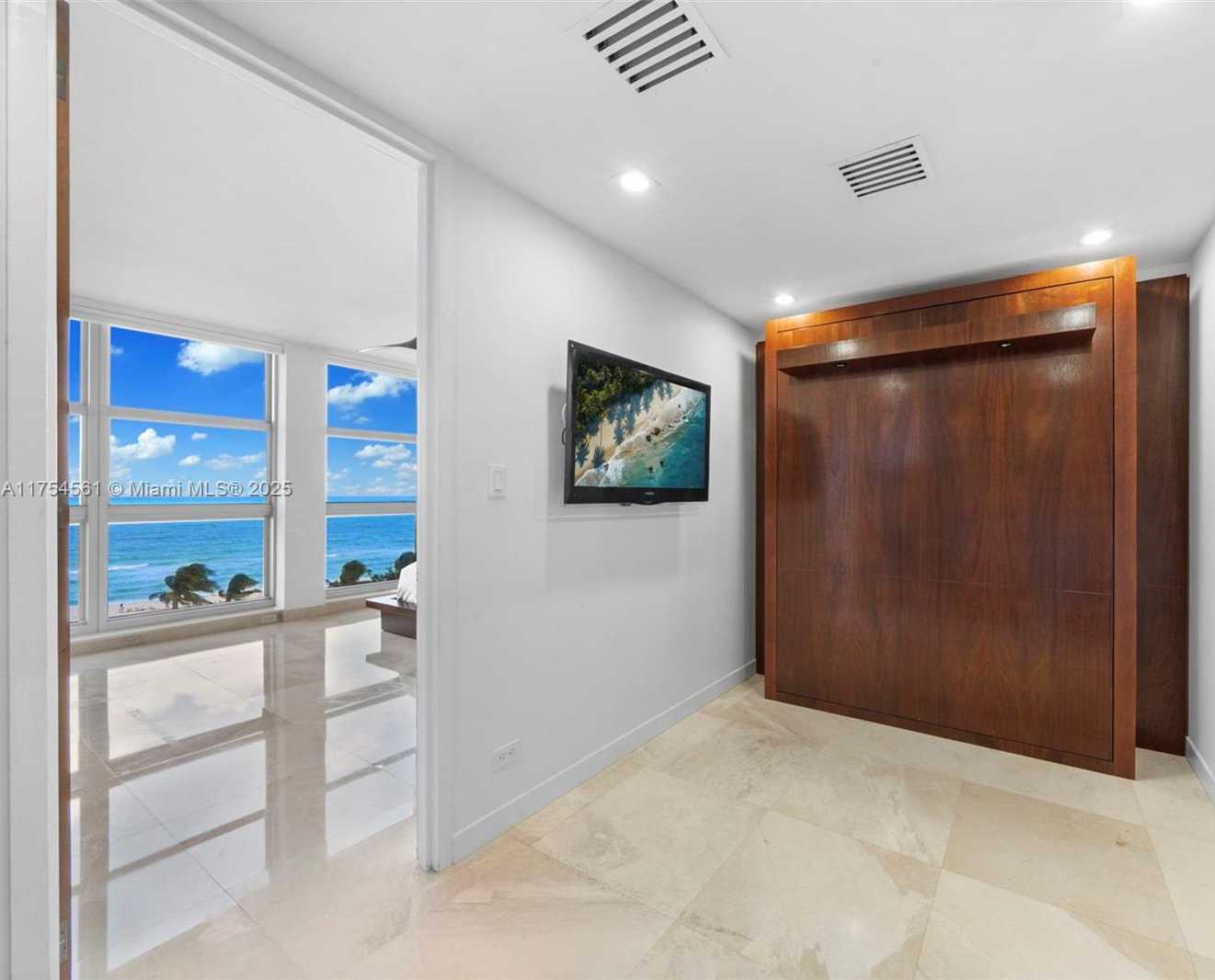 Small Image of 5055 #8H, Miami Beach Number 15