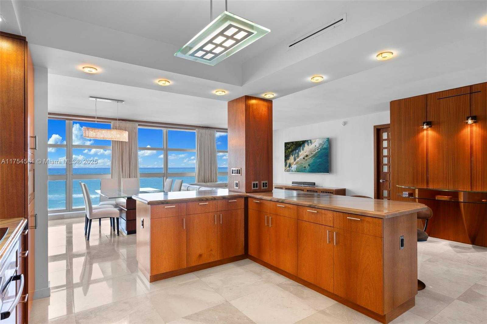 Small Image of 5055 #8H, Miami Beach Number 17