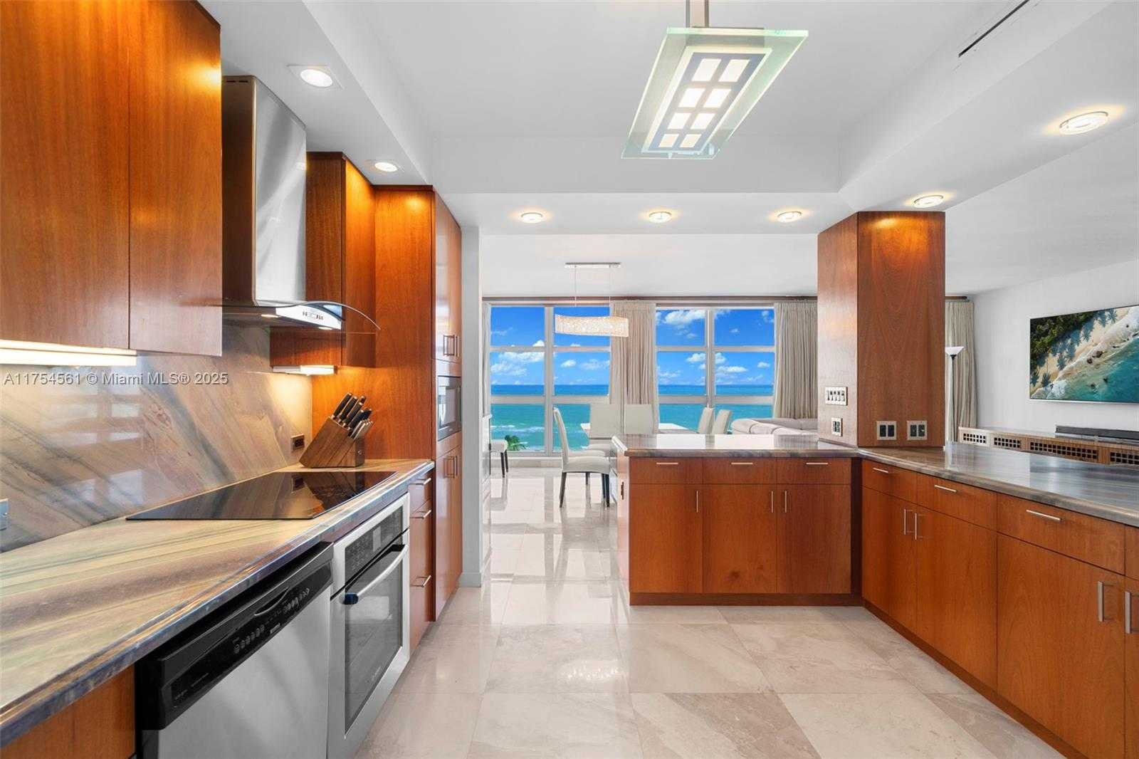 Small Image of 5055 #8H, Miami Beach Number 18