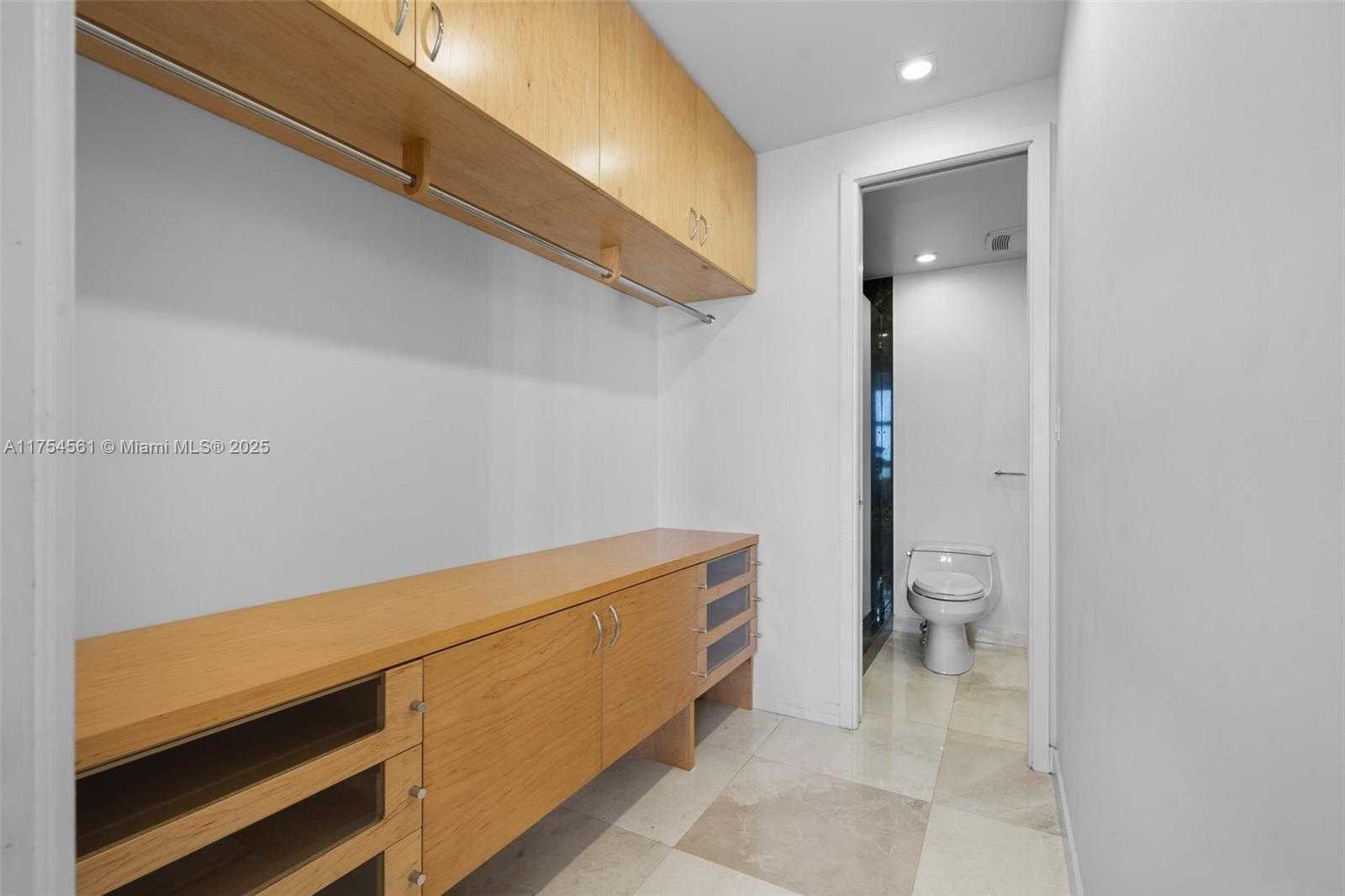 Small Image of 5055 #8H, Miami Beach Number 24