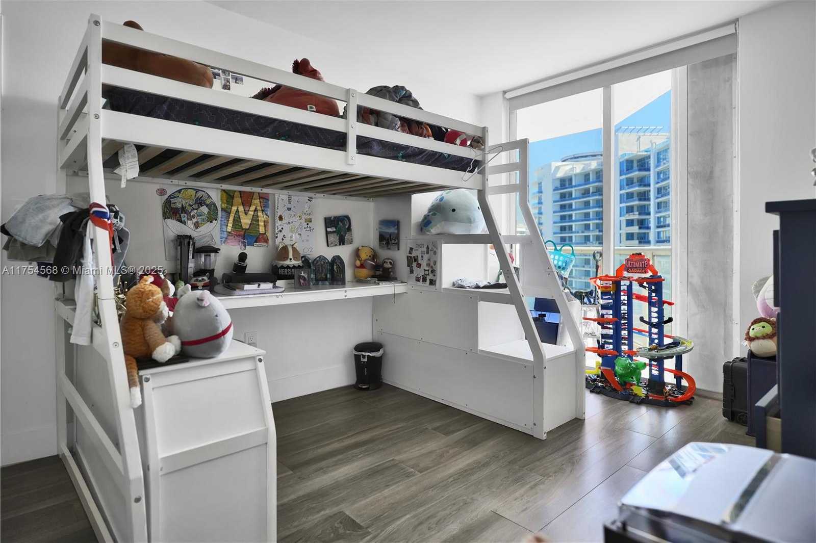 Small Image of 5900 Collins Ave, Miami Beach, FL 33140, USA Number 17
