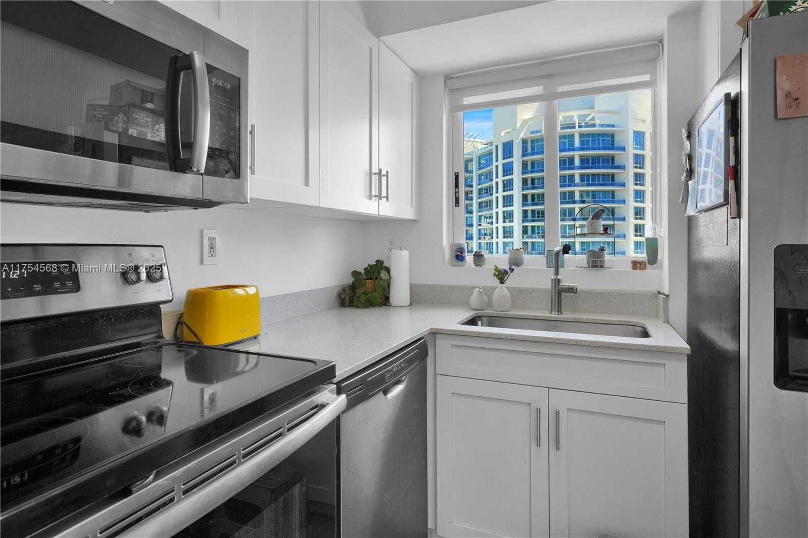 Small Image of 5900 Collins Ave, Miami Beach, FL 33140, USA Number 8