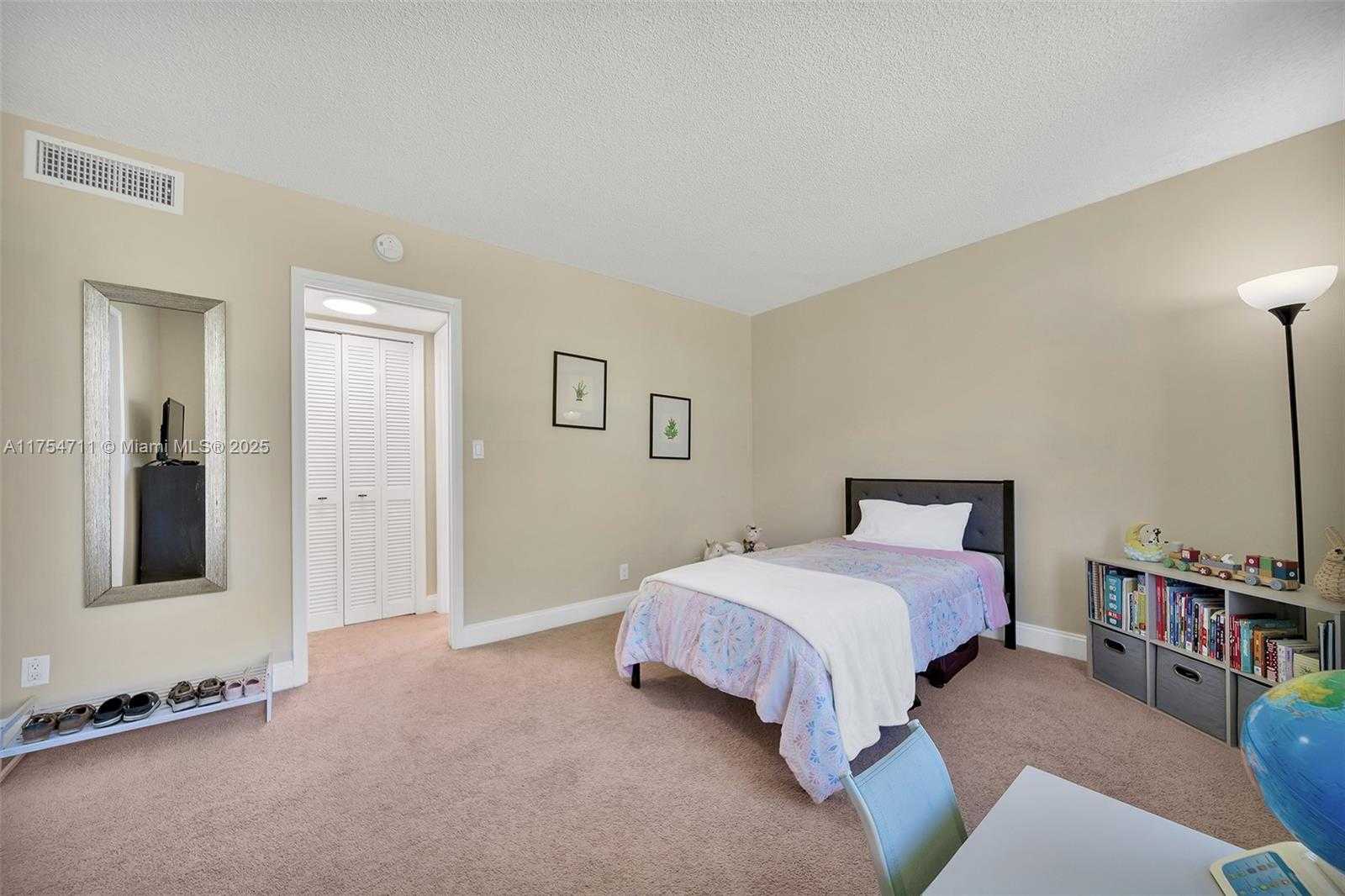 Small Image of 550 OAKS LN #202, Pompano Beach Number 11