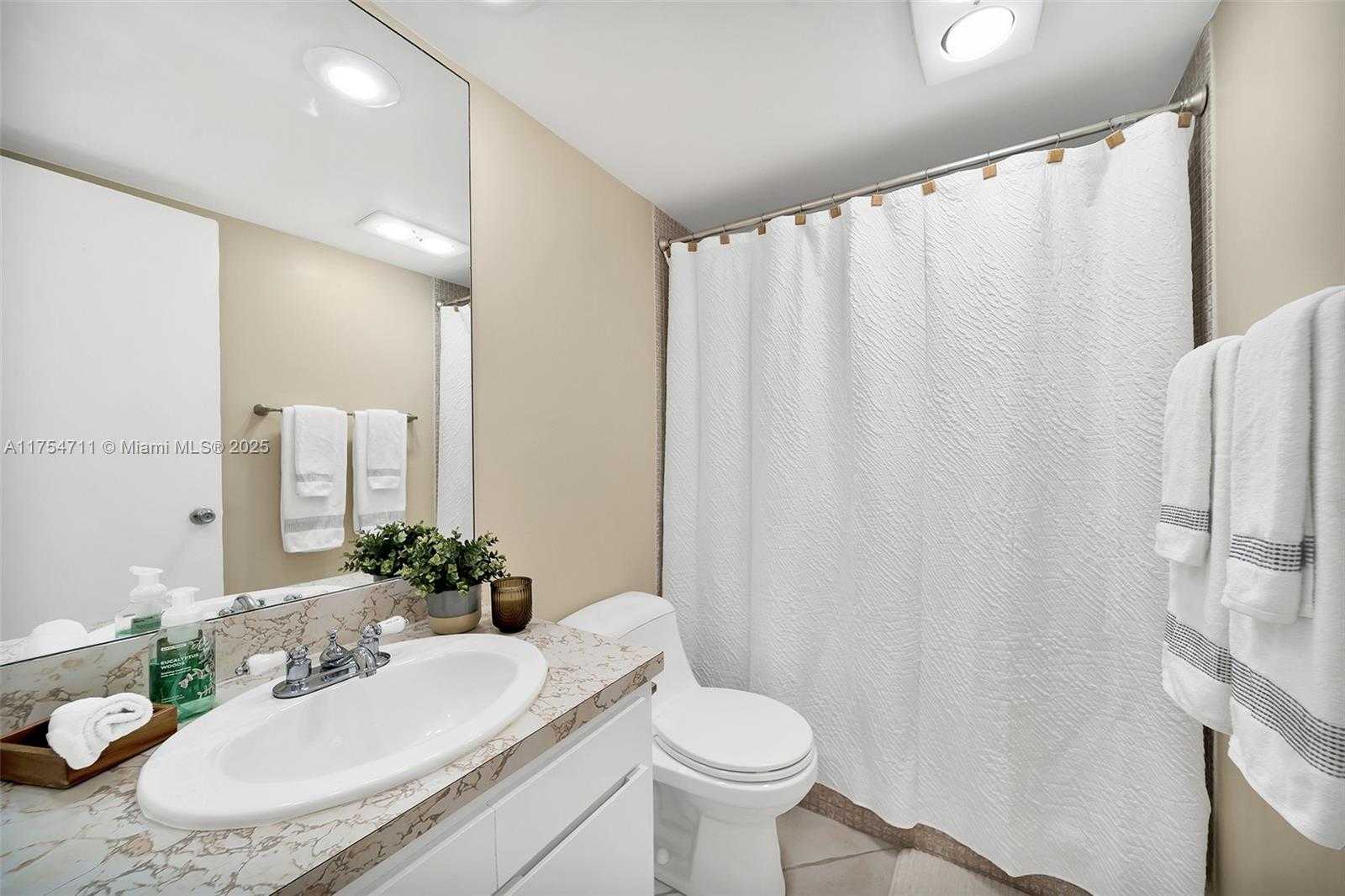 Small Image of 550 OAKS LN #202, Pompano Beach Number 14