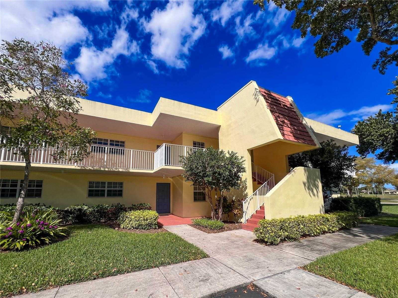 Small Image of 550 OAKS LN #202, Pompano Beach Number 2