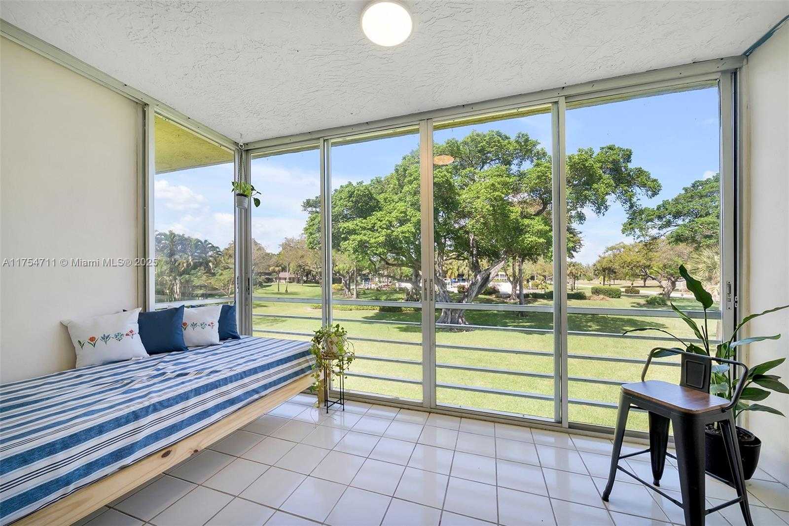 Small Image of 550 OAKS LN #202, Pompano Beach Number 21
