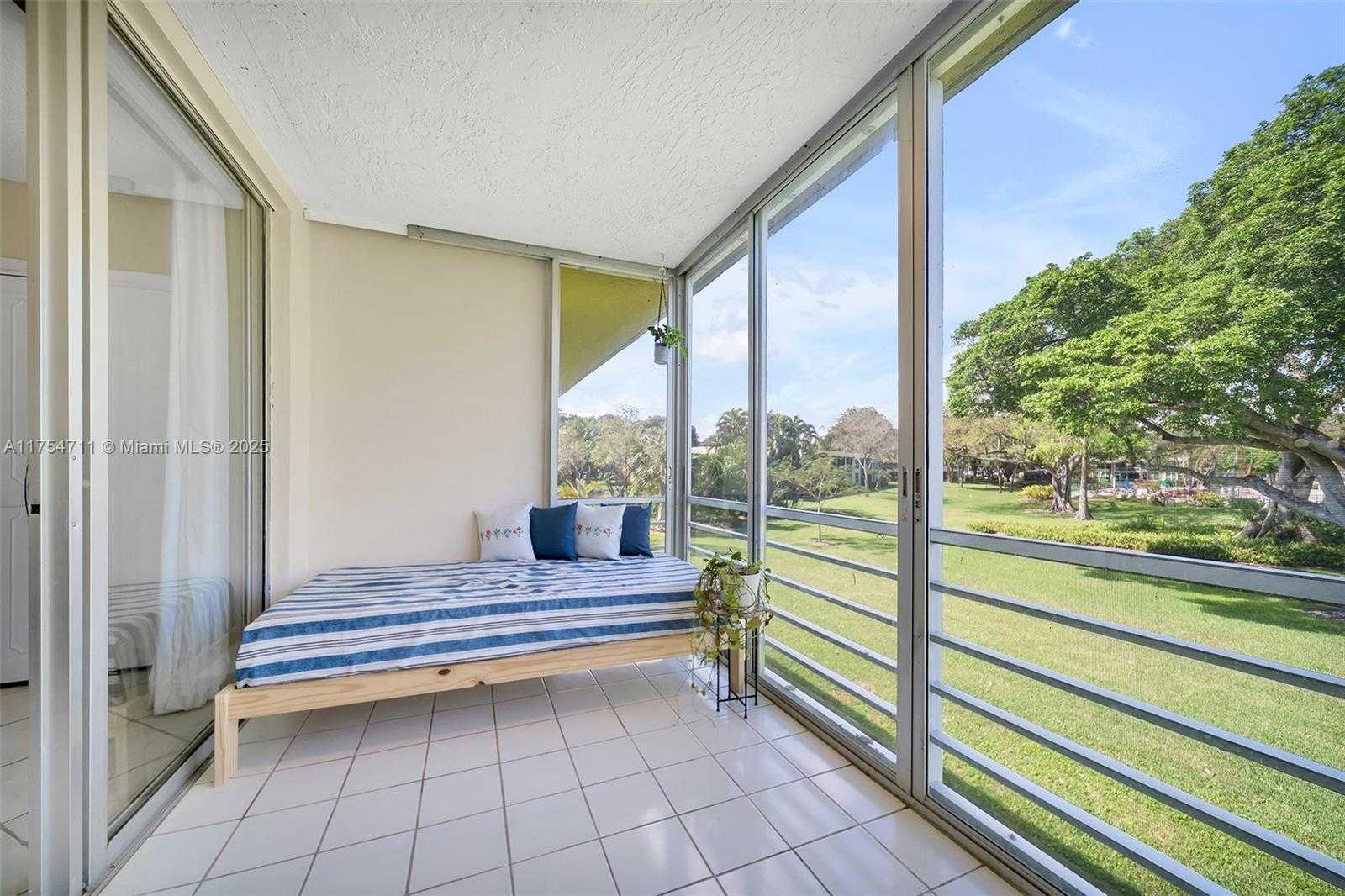 Small Image of 550 OAKS LN #202, Pompano Beach Number 22