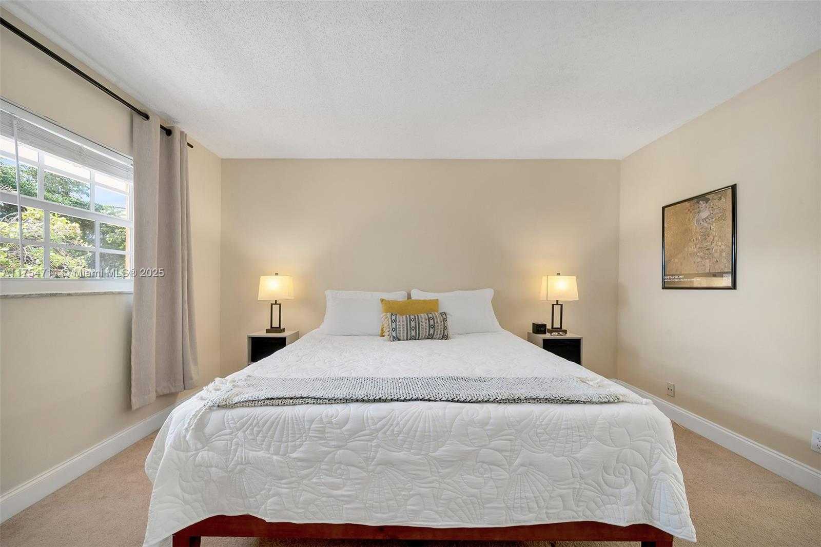 Small Image of 550 OAKS LN #202, Pompano Beach Number 3