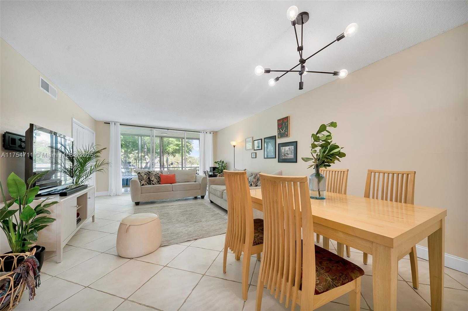 Small Image of 550 OAKS LN #202, Pompano Beach Number 4