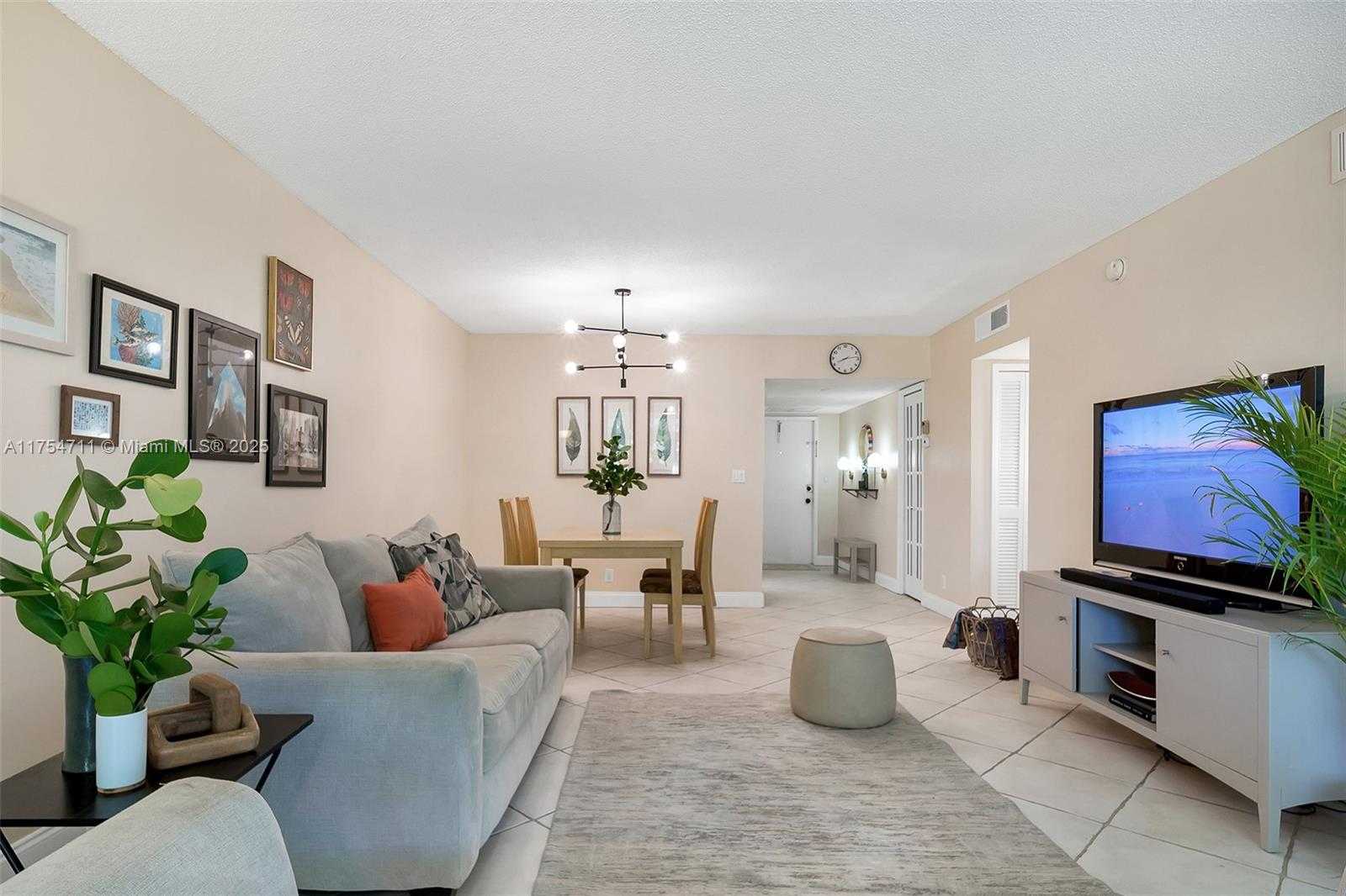 Small Image of 550 OAKS LN #202, Pompano Beach Number 6