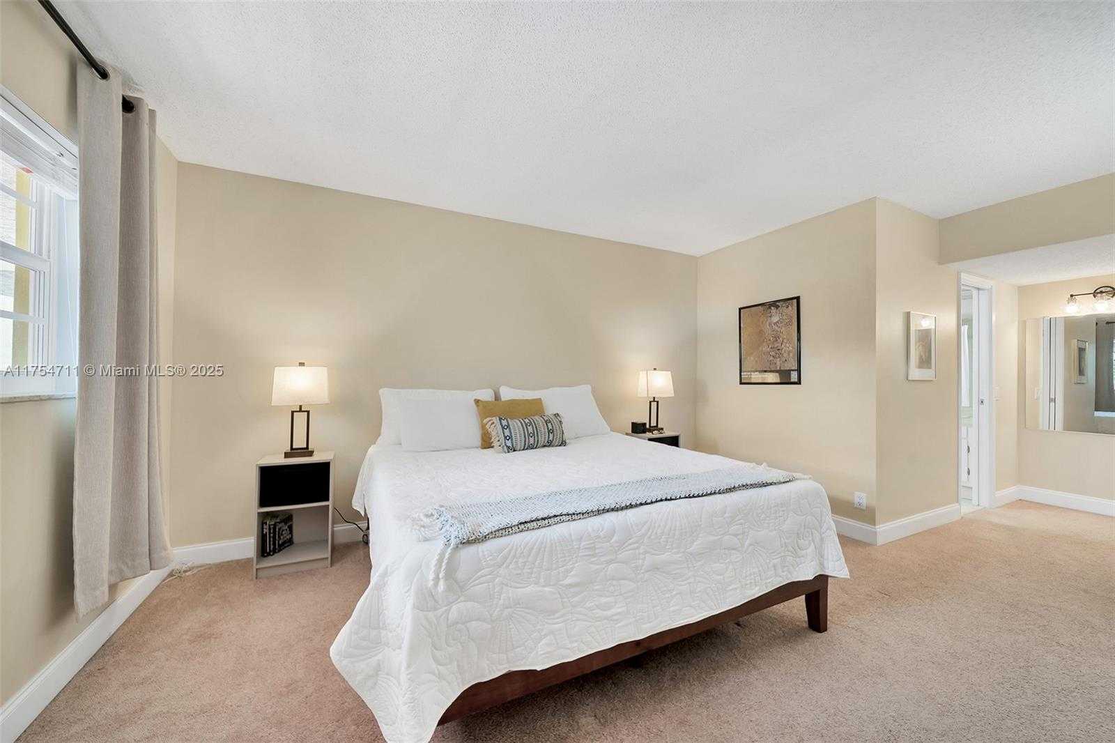 Small Image of 550 OAKS LN #202, Pompano Beach Number 8