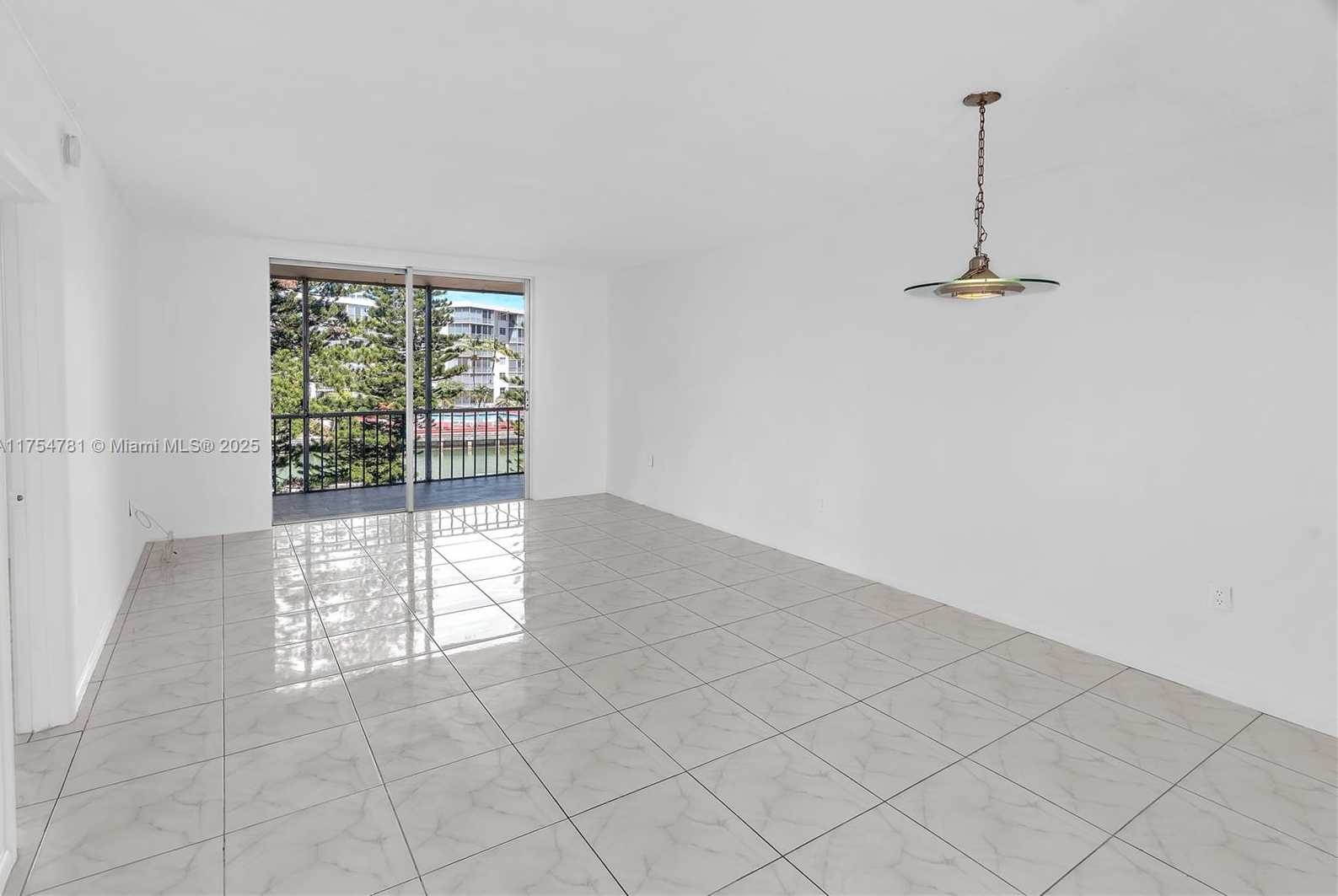 Small Image of 2905 POINT EAST DR #L311, Aventura Number 3