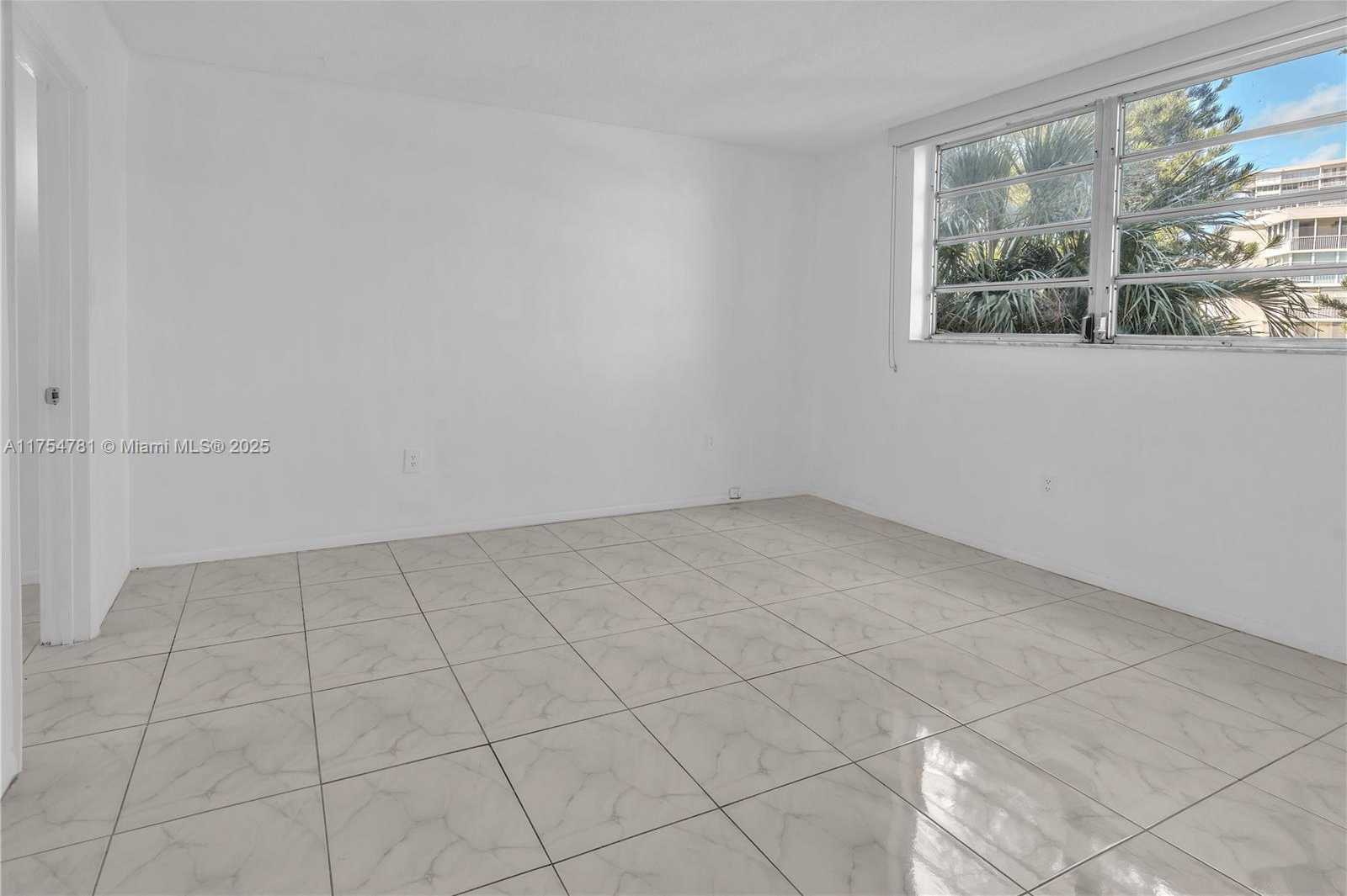Small Image of 2905 POINT EAST DR #L311, Aventura Number 5