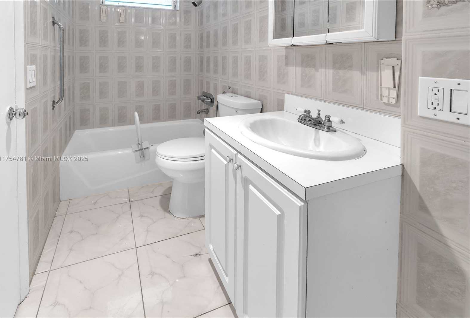 Small Image of 2905 POINT EAST DR #L311, Aventura Number 7