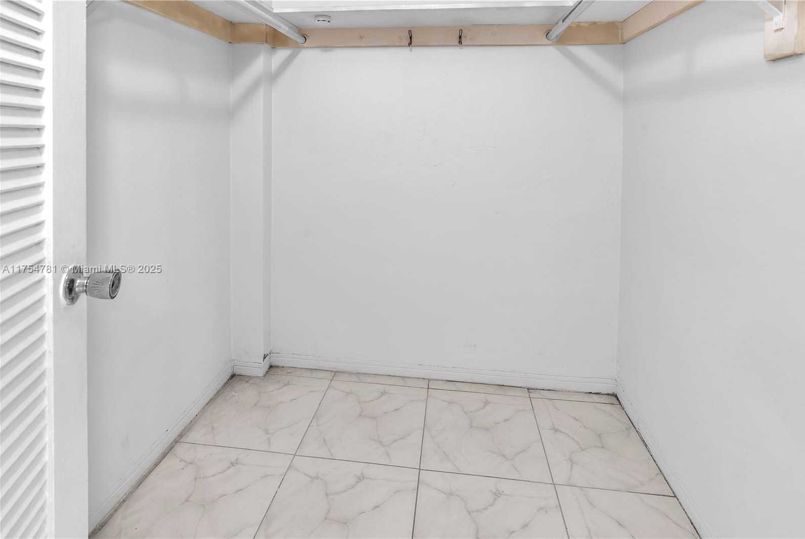 Small Image of 2905 POINT EAST DR #L311, Aventura Number 8