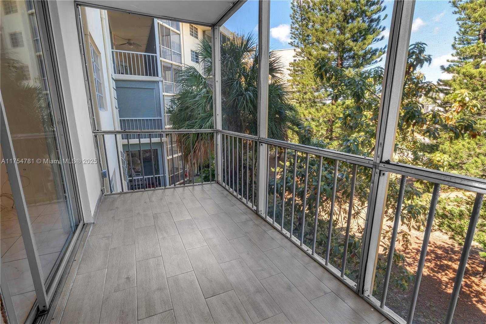 Small Image of 2905 POINT EAST DR #L311, Aventura Number 9