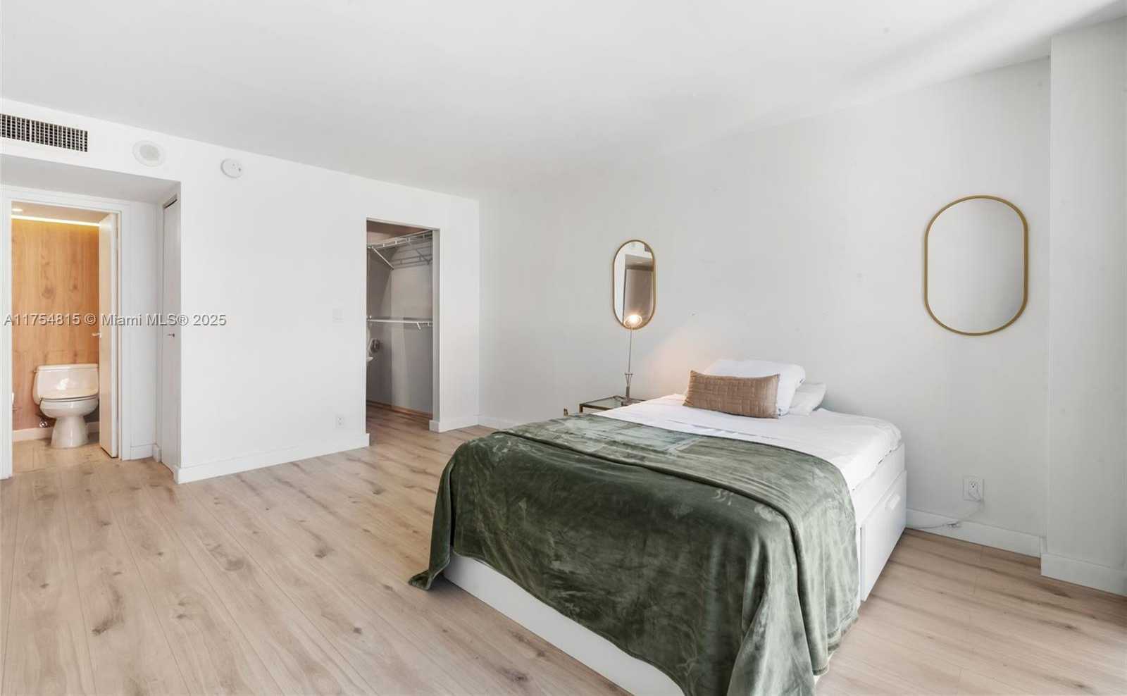 Small Image of 2655 COLLINS #2405, Miami Beach Number 31