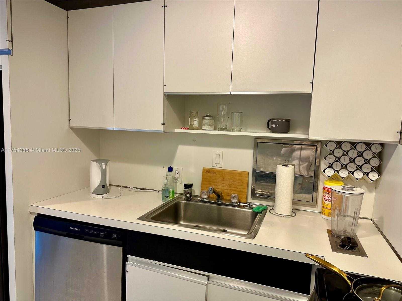 Small Image of 100 BAYVIEW DR #1503, Sunny Isles Beach Number 11