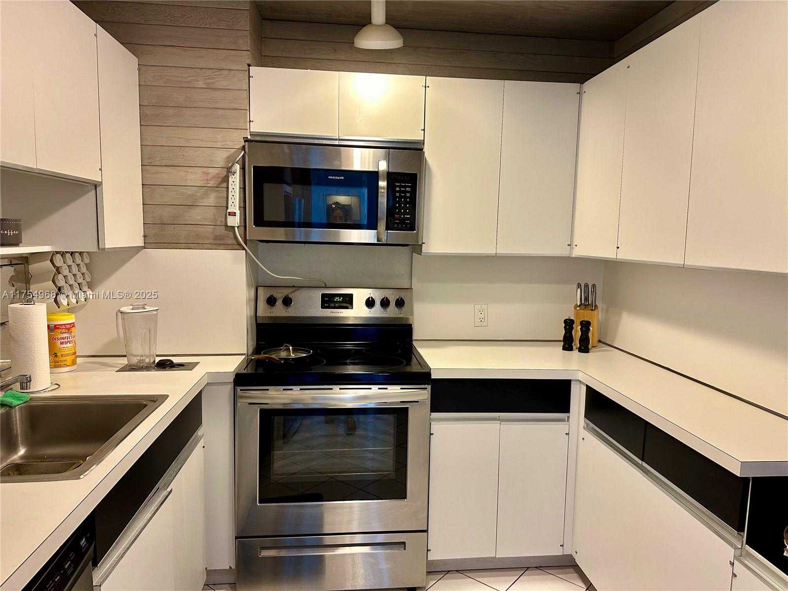Small Image of 100 BAYVIEW DR #1503, Sunny Isles Beach Number 12