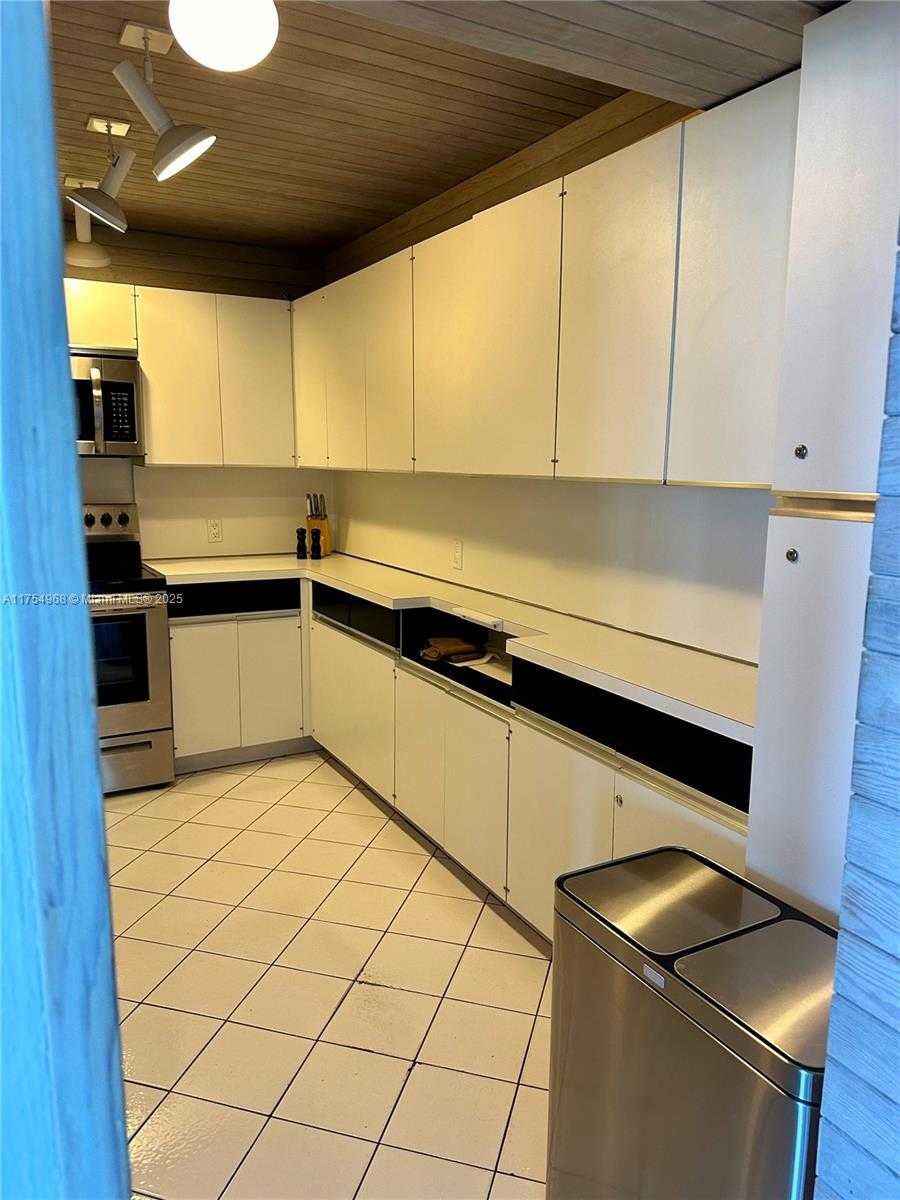 Small Image of 100 BAYVIEW DR #1503, Sunny Isles Beach Number 13