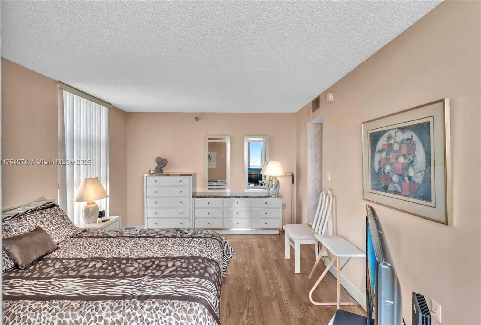 Small Image of 20505 E Country Club Dr, Aventura, FL 33180, USA Number 26