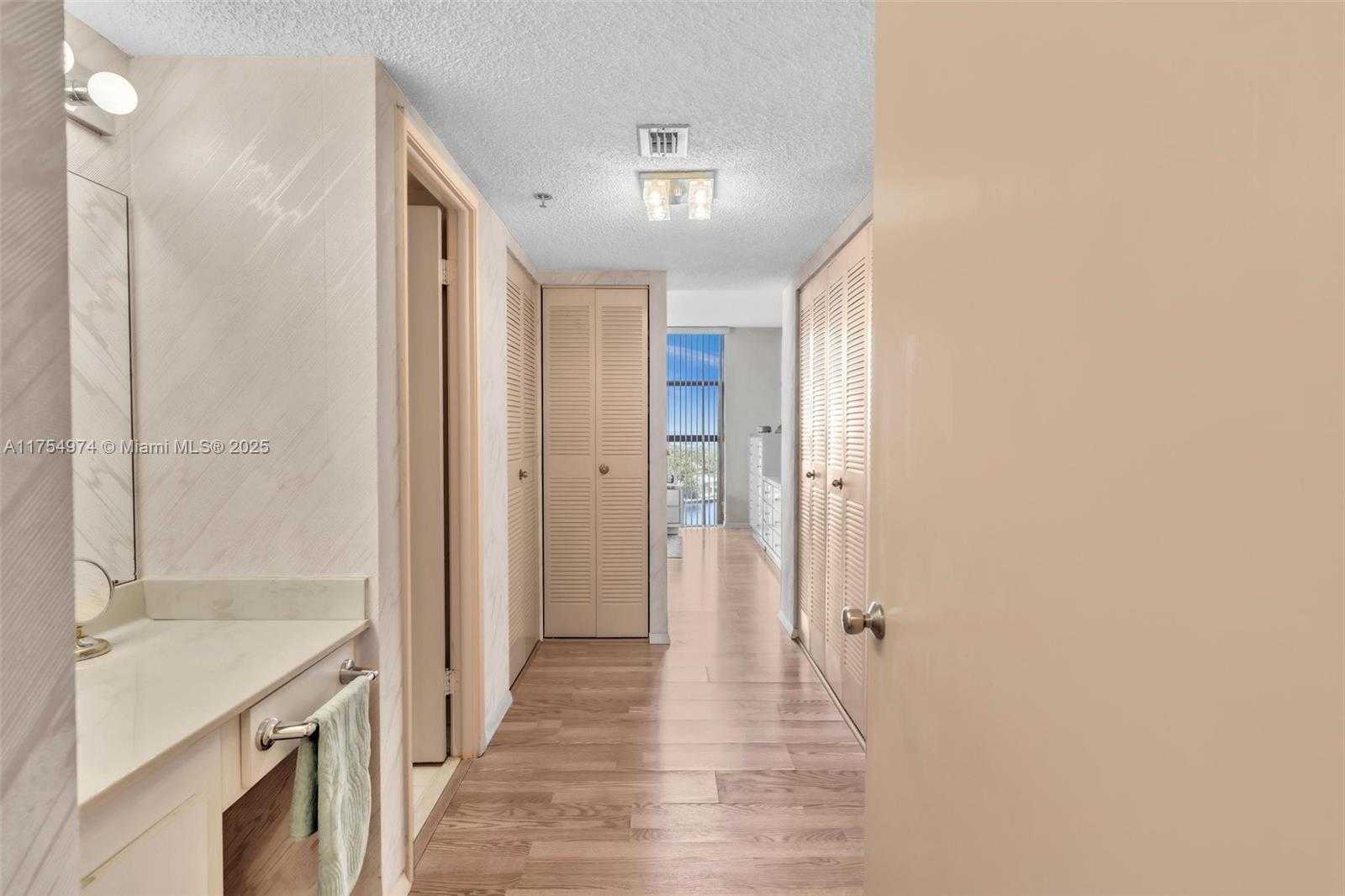 Small Image of 20505 E Country Club Dr, Aventura, FL 33180, USA Number 27
