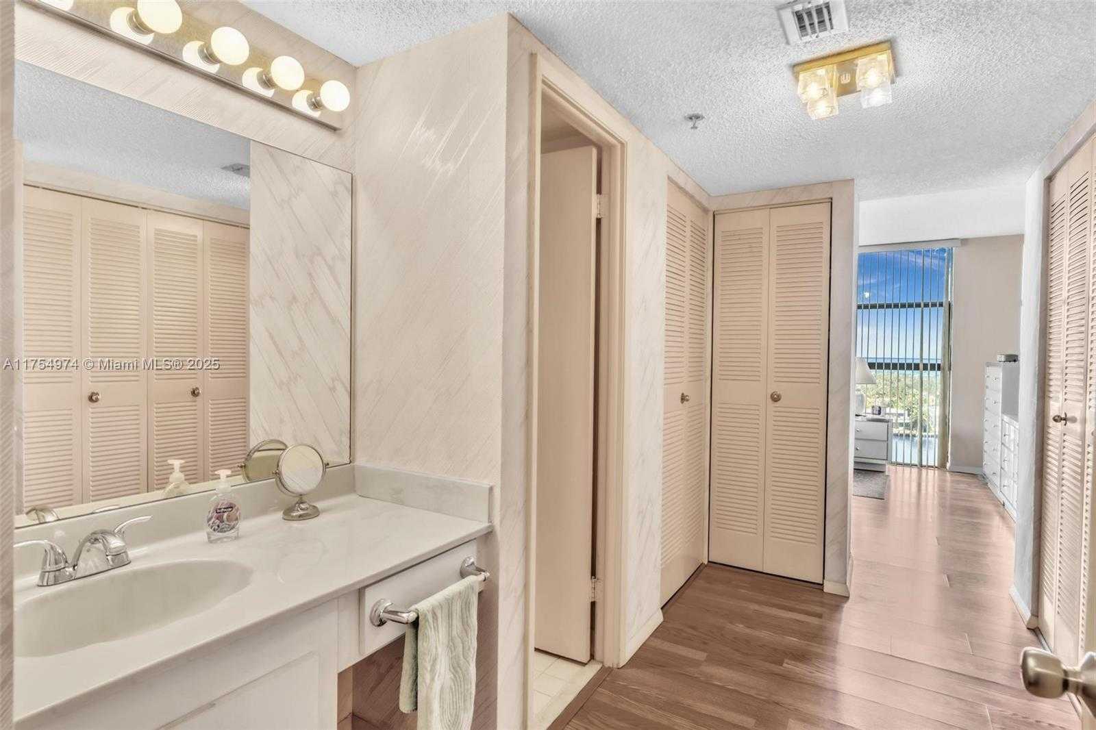 Small Image of 20505 E Country Club Dr, Aventura, FL 33180, USA Number 28