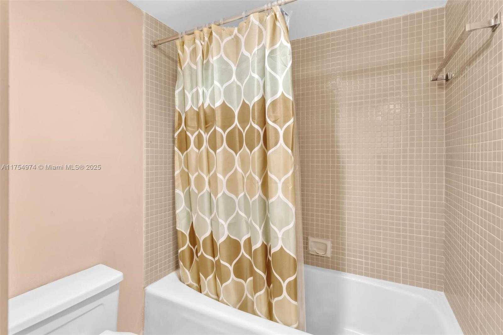 Small Image of 20505 E Country Club Dr, Aventura, FL 33180, USA Number 29