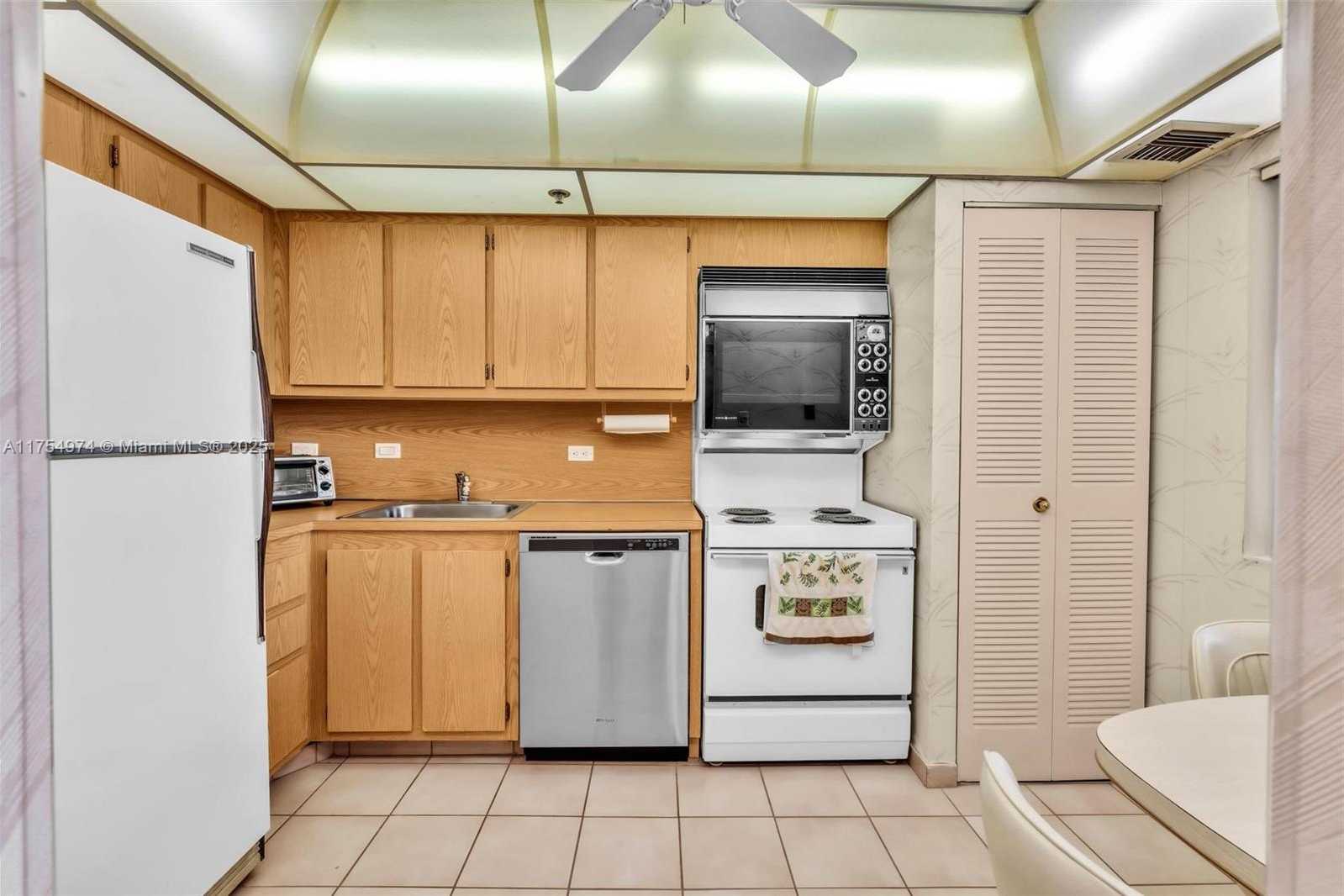 Small Image of 20505 E Country Club Dr, Aventura, FL 33180, USA Number 7
