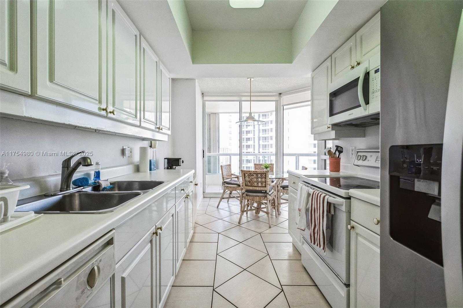 Small Image of 21205 YACHT CLUB DR #1802, Aventura Number 13