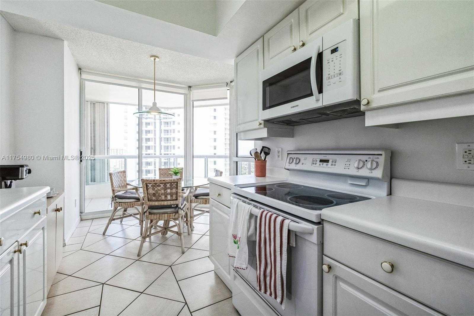 Small Image of 21205 YACHT CLUB DR #1802, Aventura Number 14