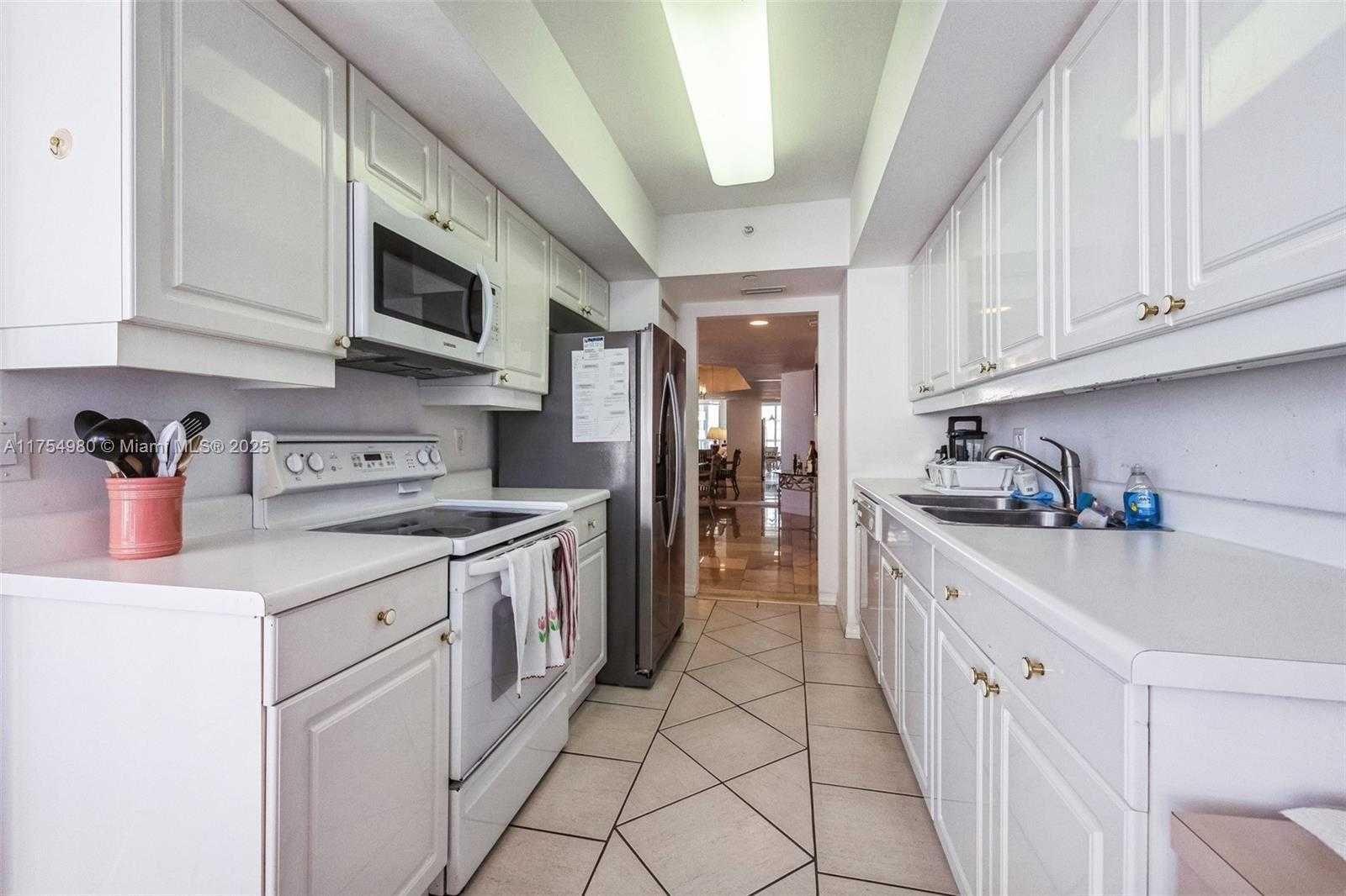 Small Image of 21205 YACHT CLUB DR #1802, Aventura Number 15