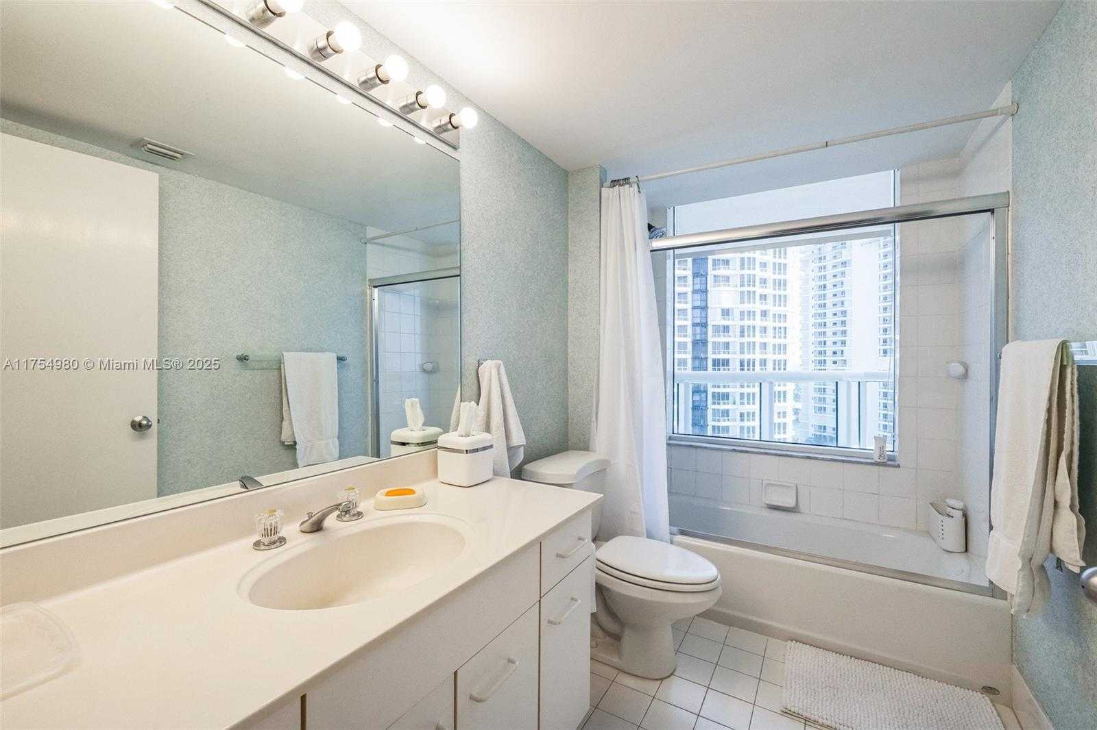 Small Image of 21205 YACHT CLUB DR #1802, Aventura Number 25
