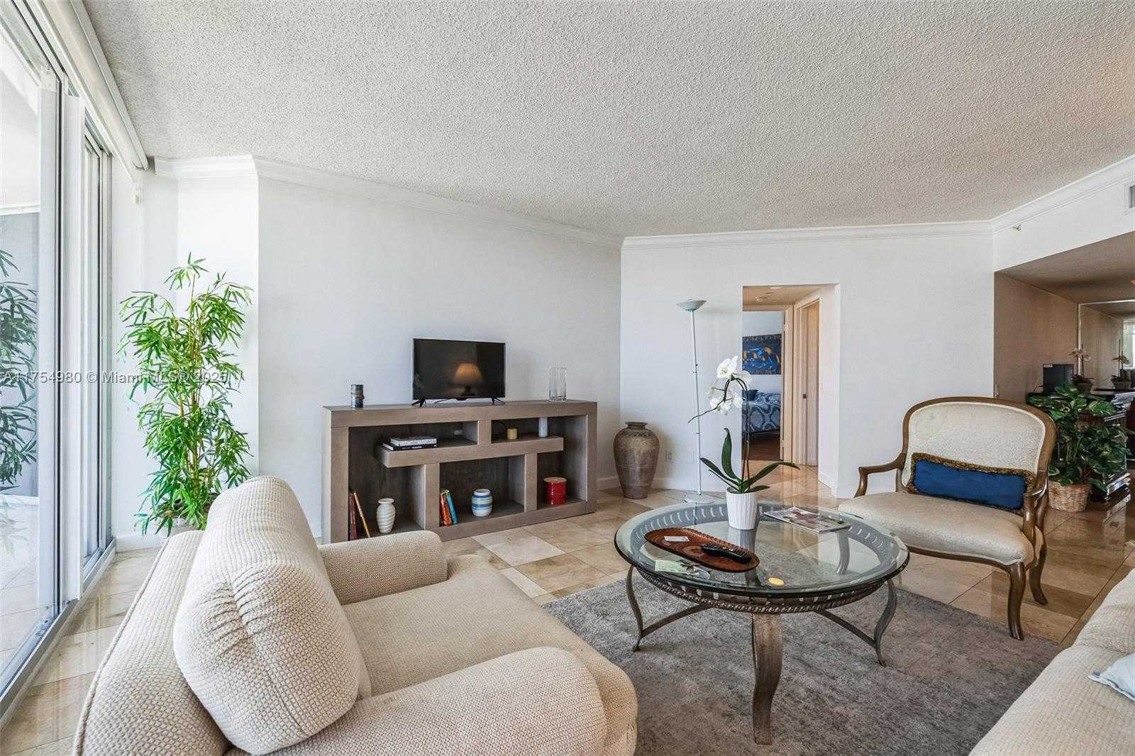Small Image of 21205 YACHT CLUB DR #1802, Aventura Number 4